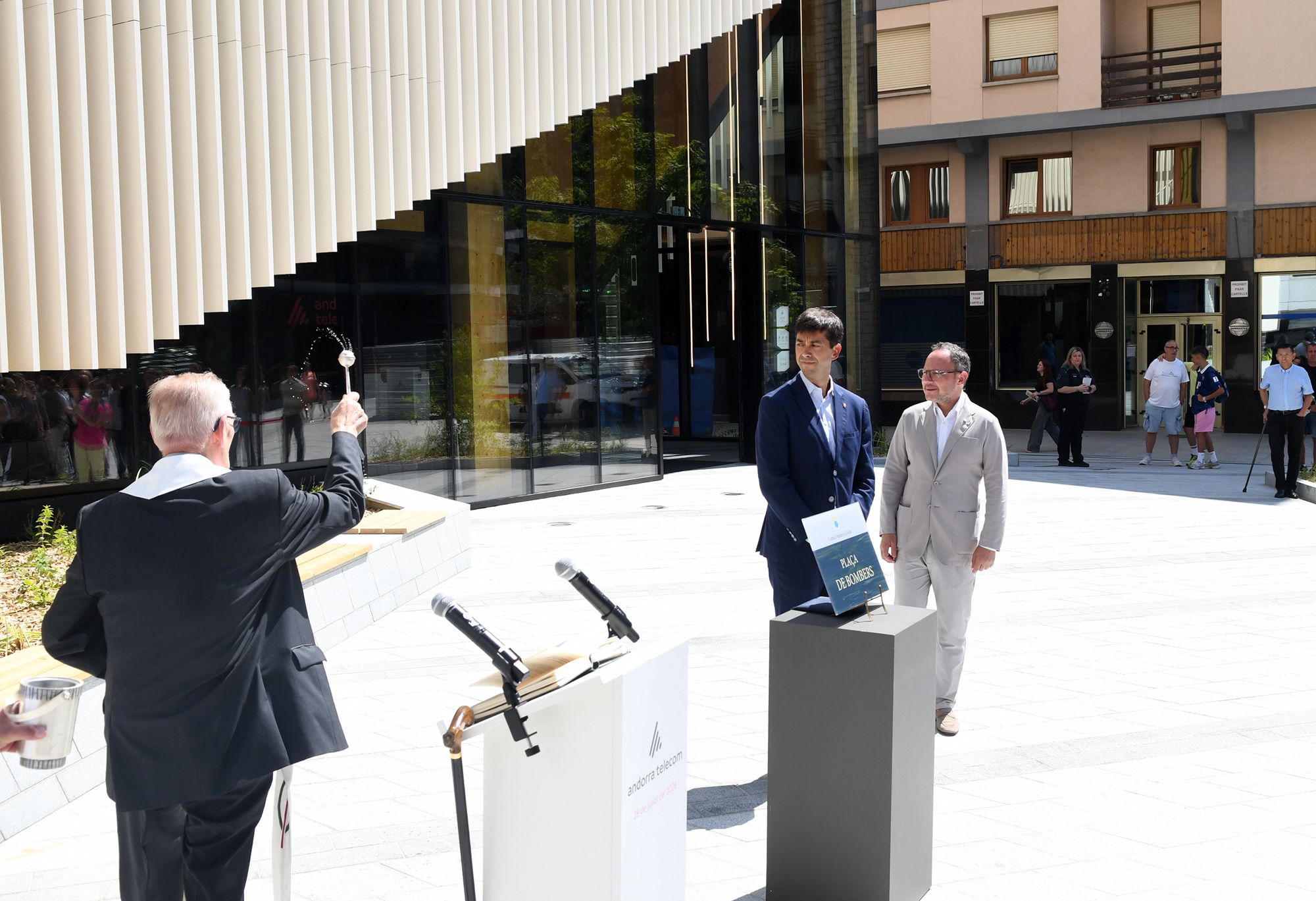 Mossèn Ramon Sàrries beneïnt la plaça de Bombers i, de passada, també a González i Espot.