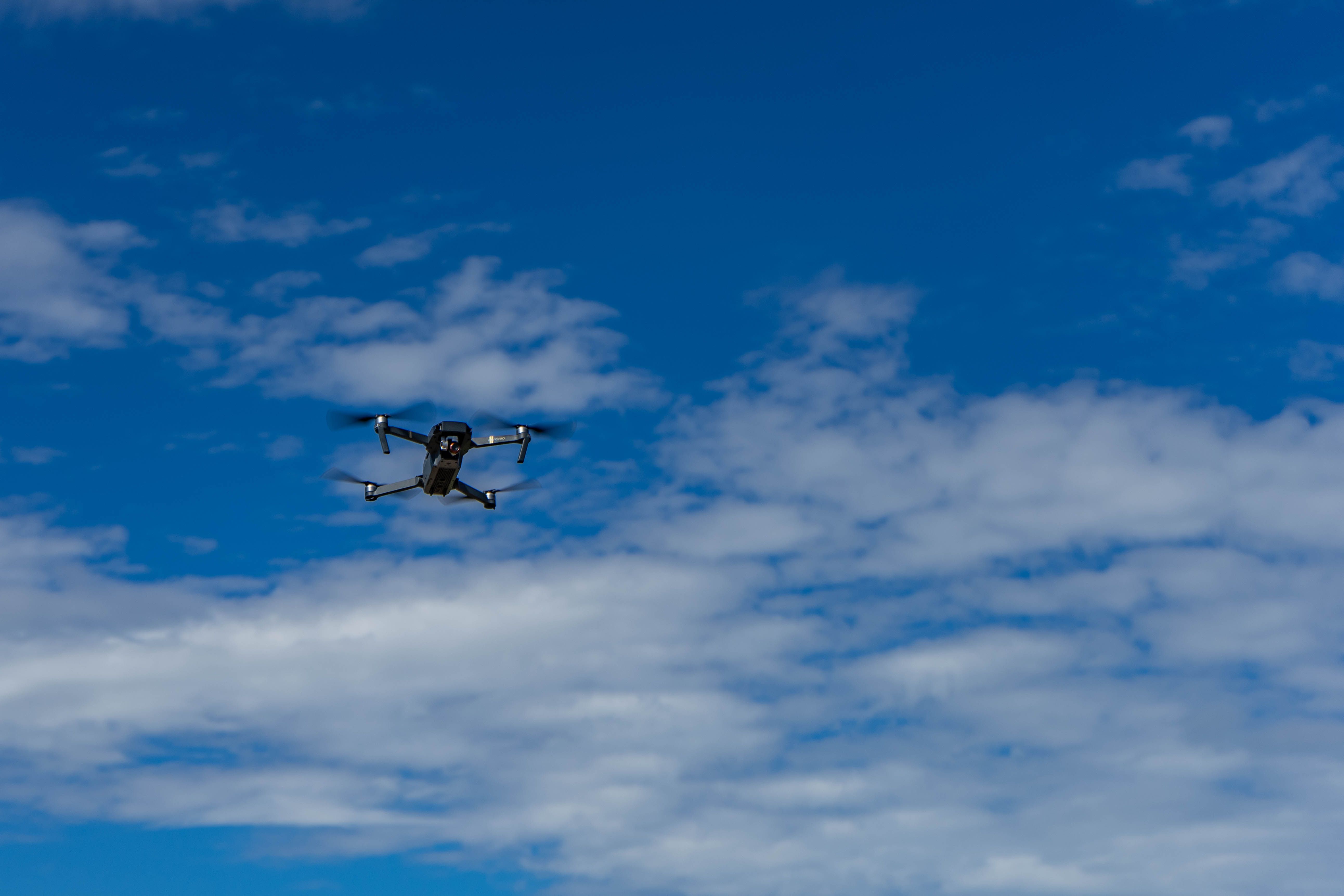 UN DRON EN PLE FUNCIONAMENT.