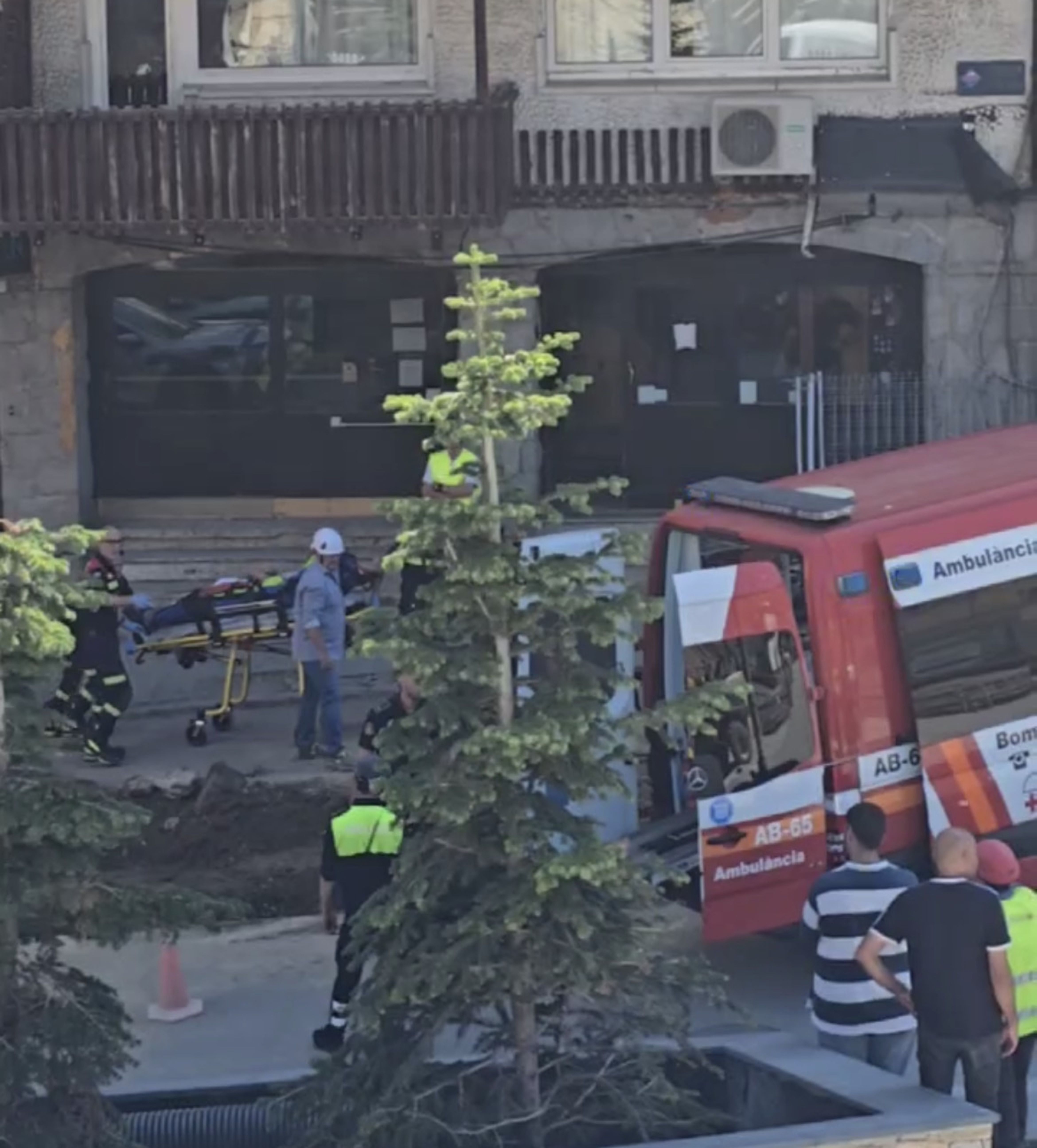Trasllat del ferit cap a l'ambulància.