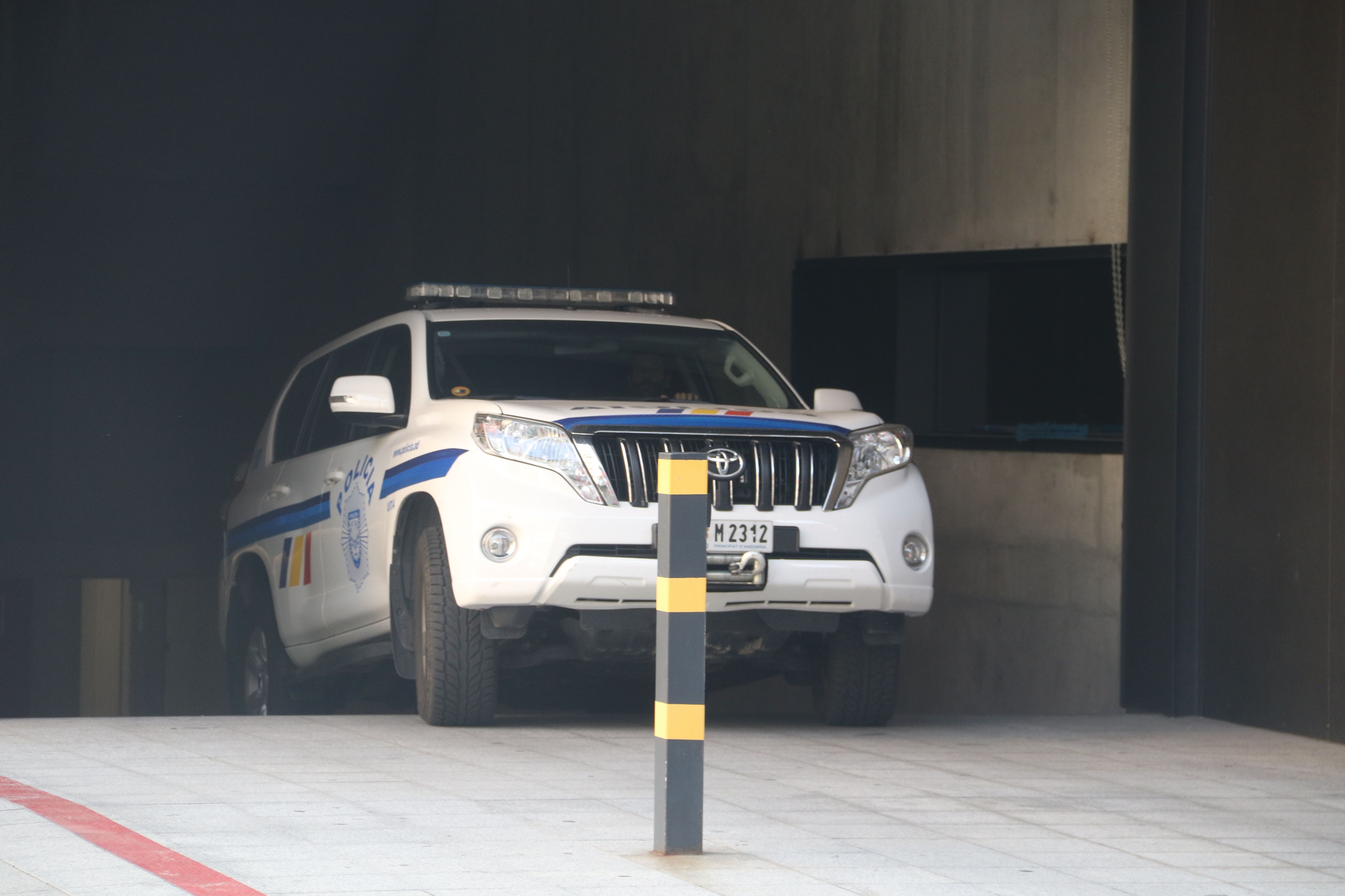 El vehicle policial que traslladava l'empresonat en sortir del garatge de la Seu de la Justícia.