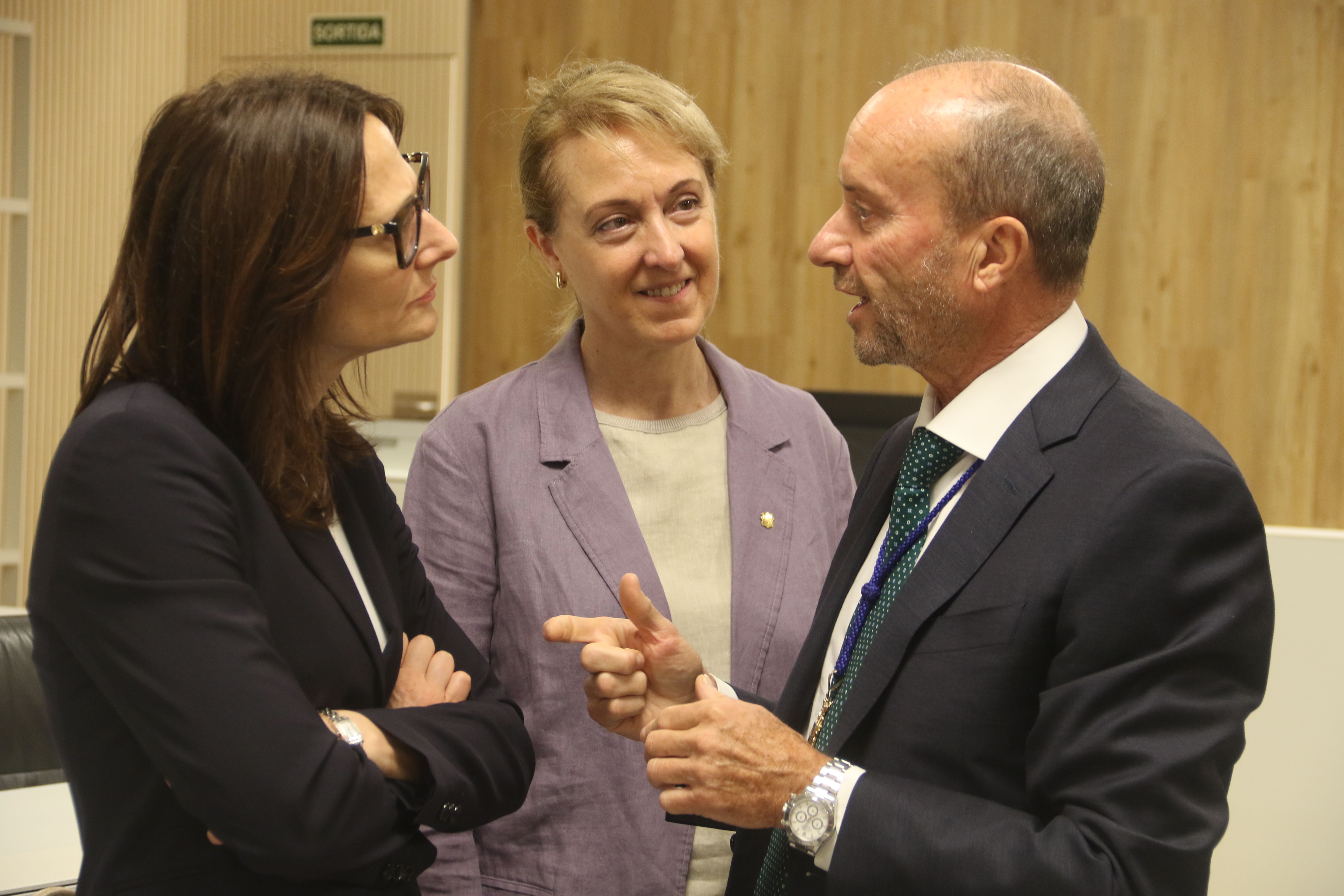 Josep Maria Rossell comentant la jugada amb la ministra Ester Molné en presència de la secretària general de la Mitra, Conxita García.