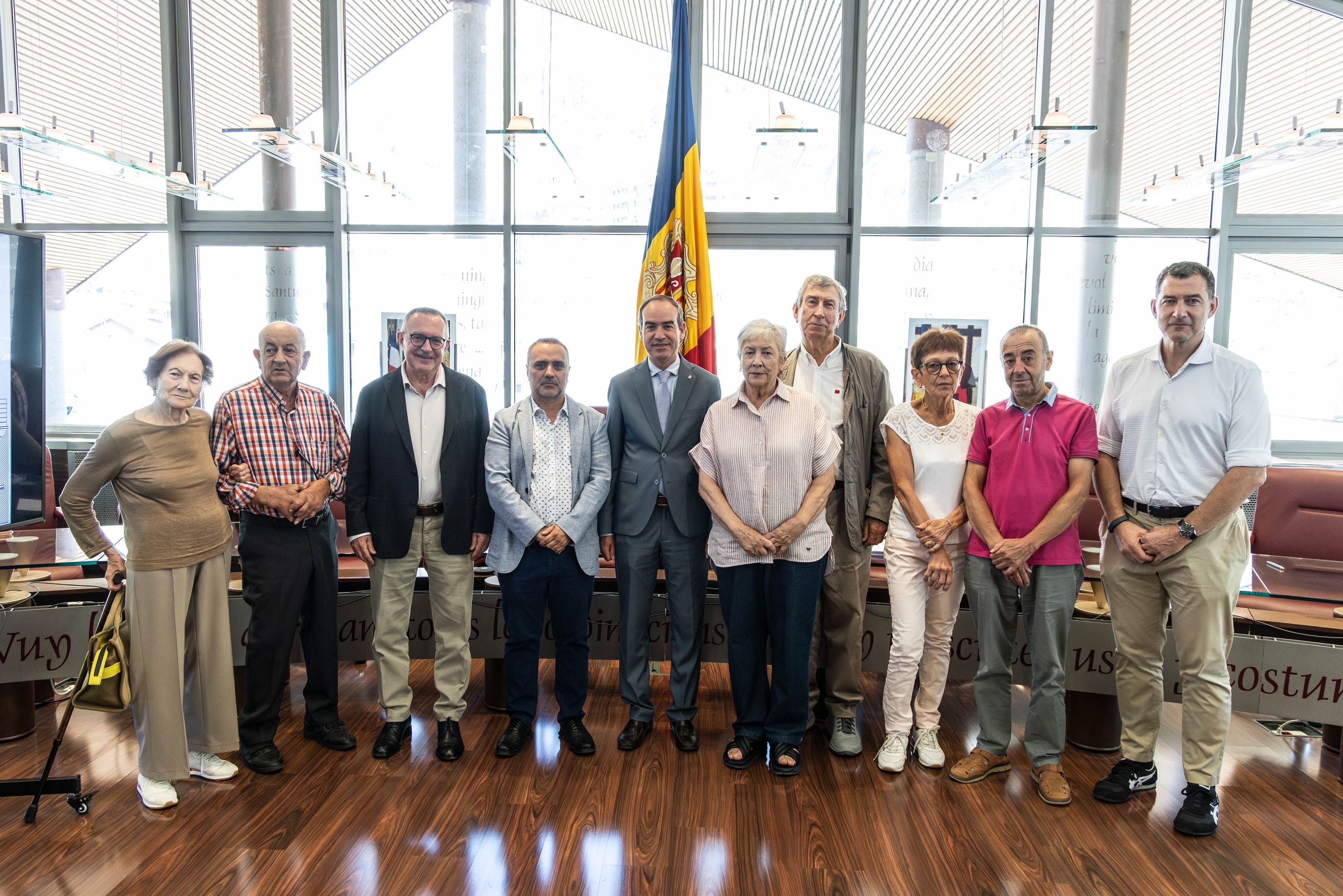 Els cònsols de Canillo amb els propietaris que han firmat els convenis pel telefèric.
