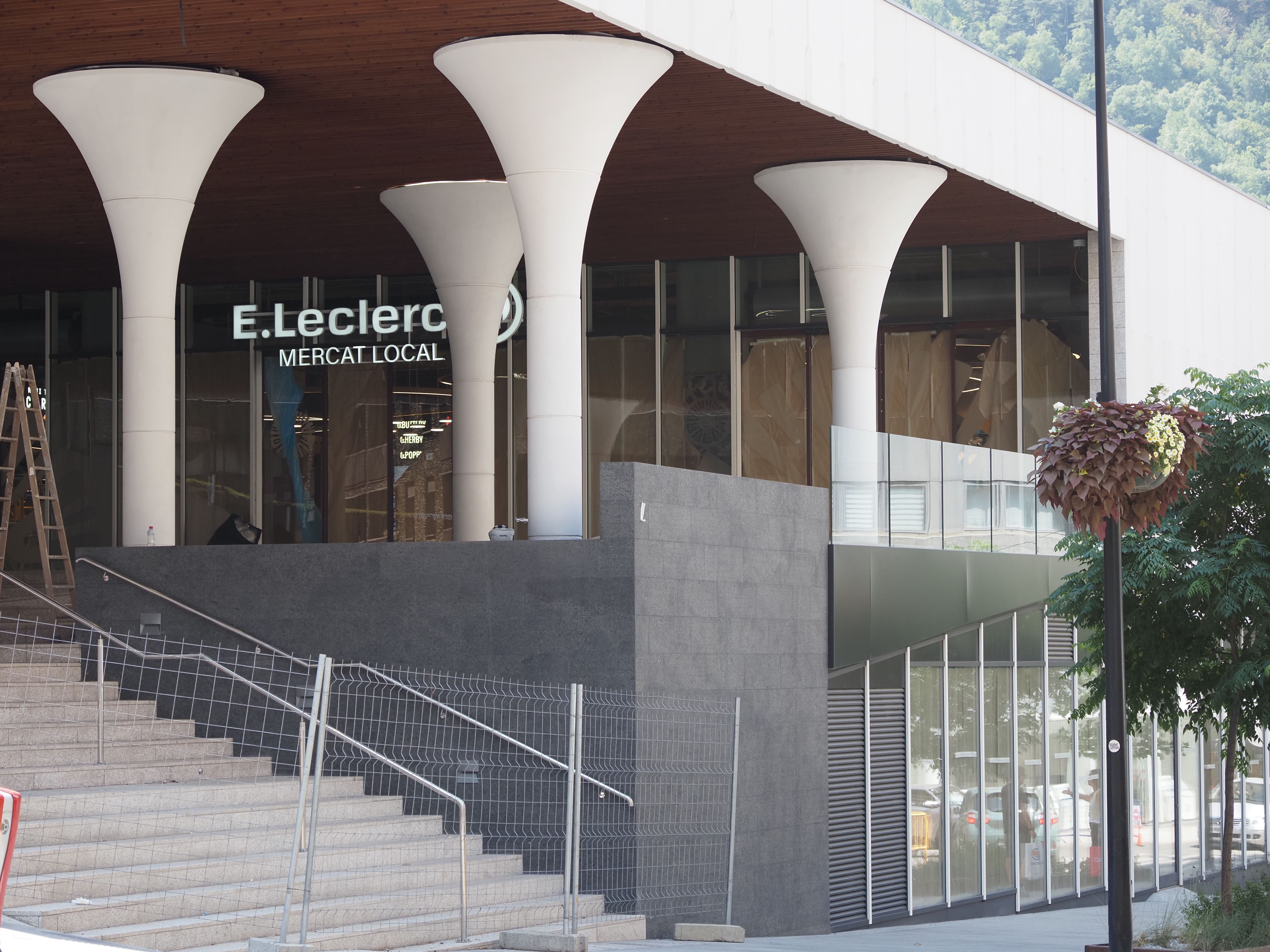 Vista de l'entrada al nou E.Leclerc Hiper Andorra Mercat Local. Vista de l'entrada al nou E.Leclerc Hiper Andorra Mercat Local.