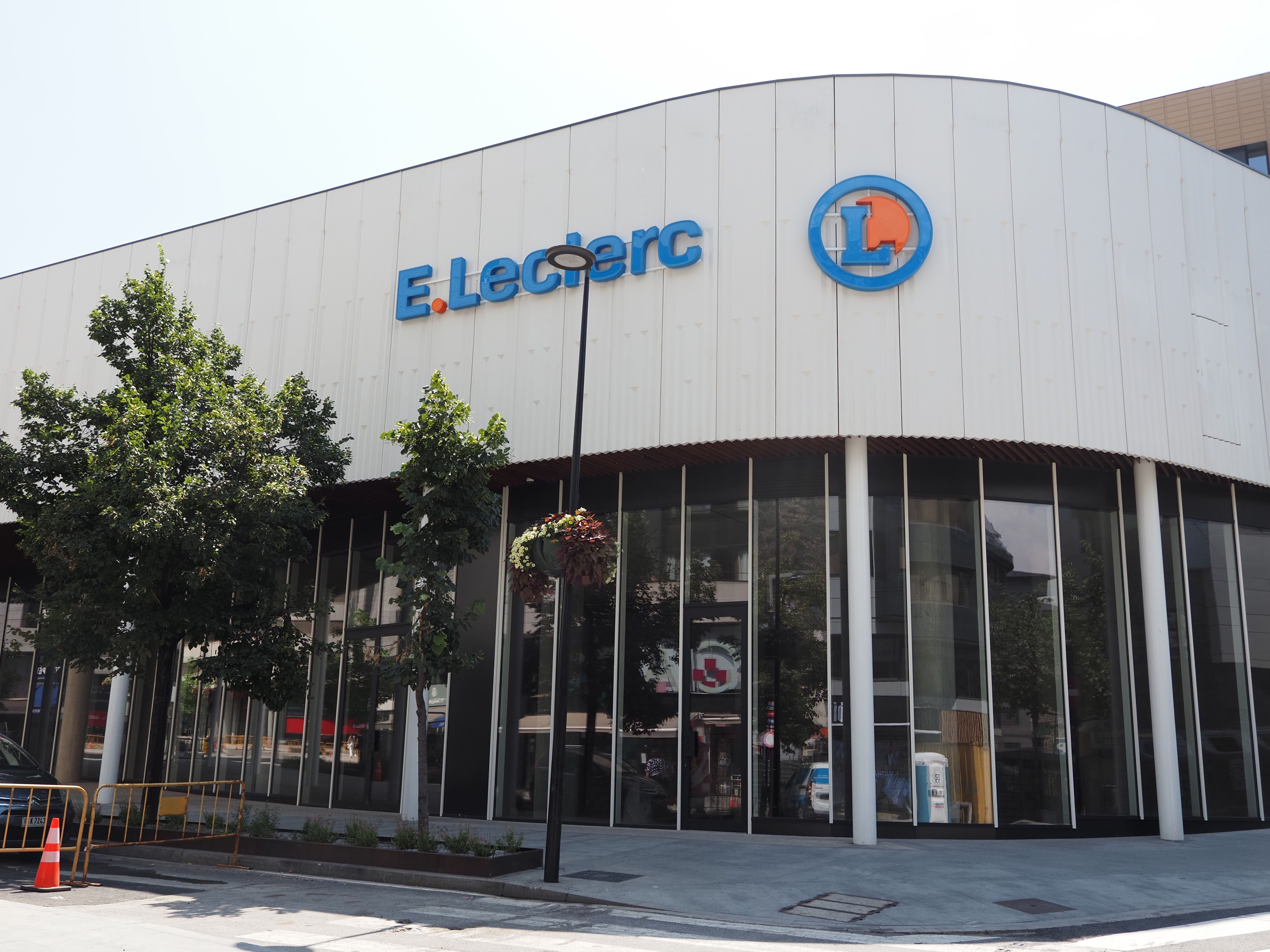 El logo el nom del nou supermercat a les instal·lacions d'EO!. El logo el nom del nou supermercat a les instal·lacions d'EO!.