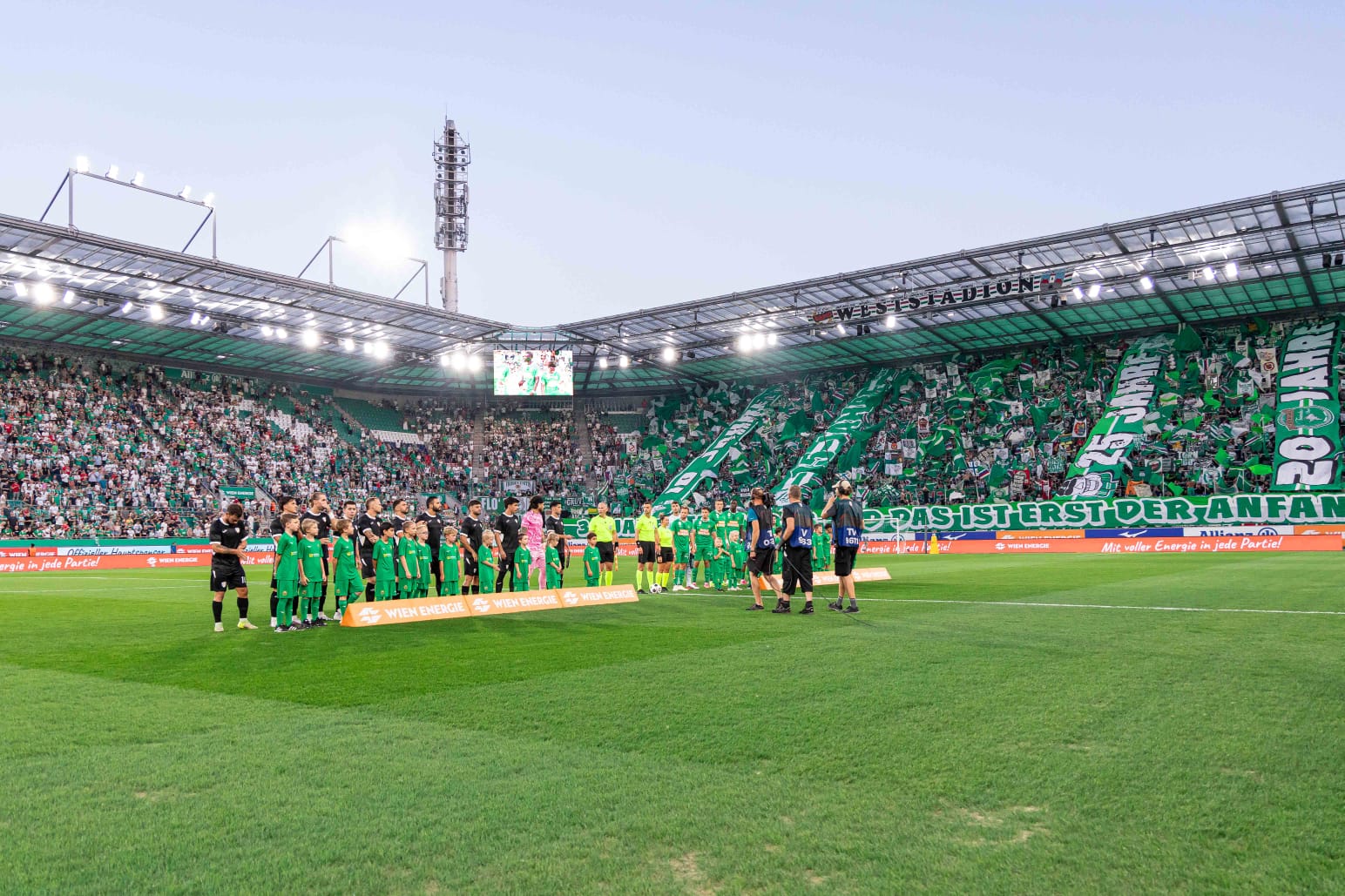 Ambient espectacular al Weststadion de Viena. La portaveu del Sindicat, Rebeca Bonache.