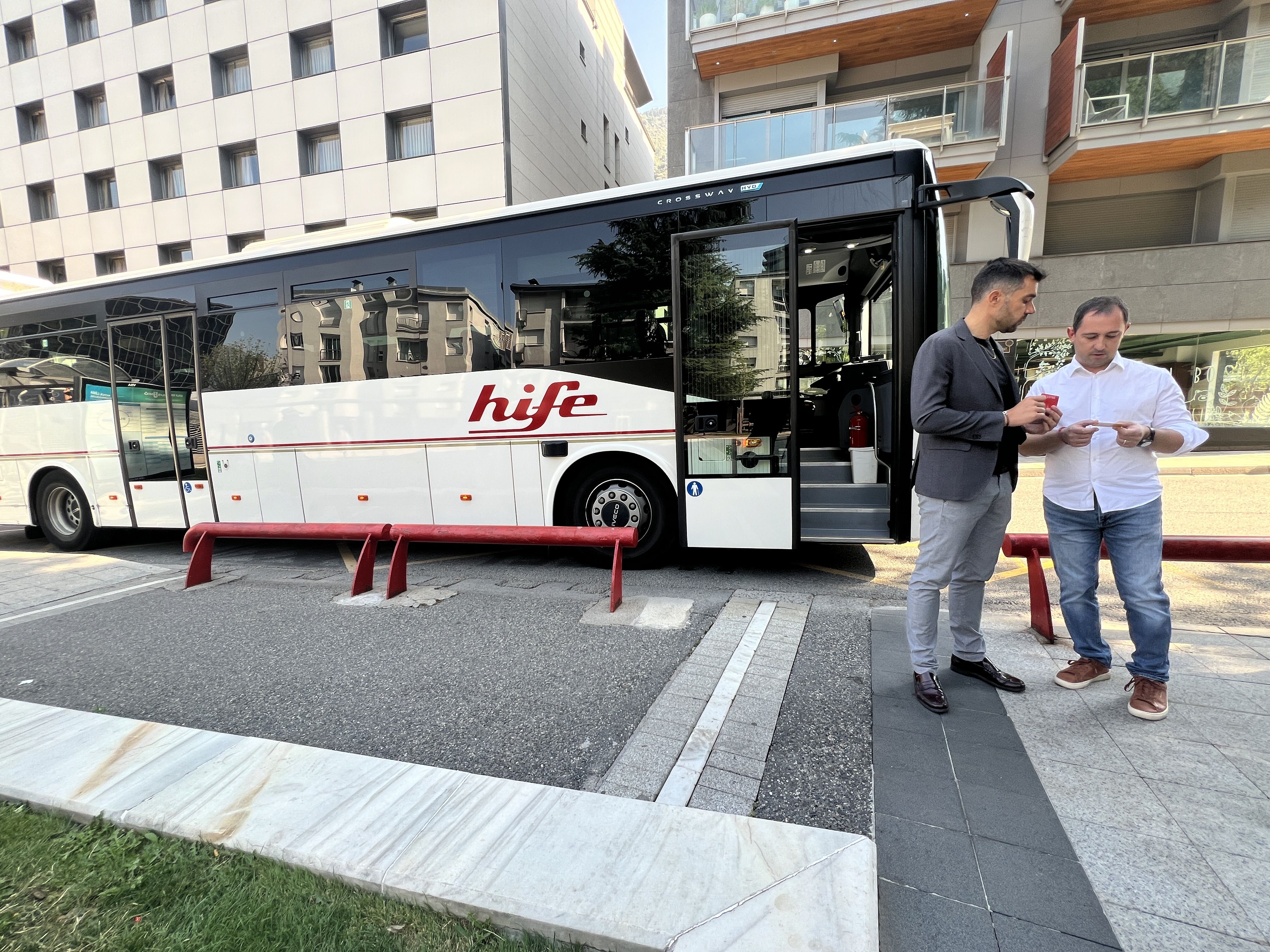 El secretari d'Estat de Mobilitat i Transports, David Forné, i el director del departament, Carles Miquel, davant del nou vehicle. El secretari d'Estat de Mobilitat i Transports, David Forné, i el director del departament, Carles Miquel, davant del nou vehicle.