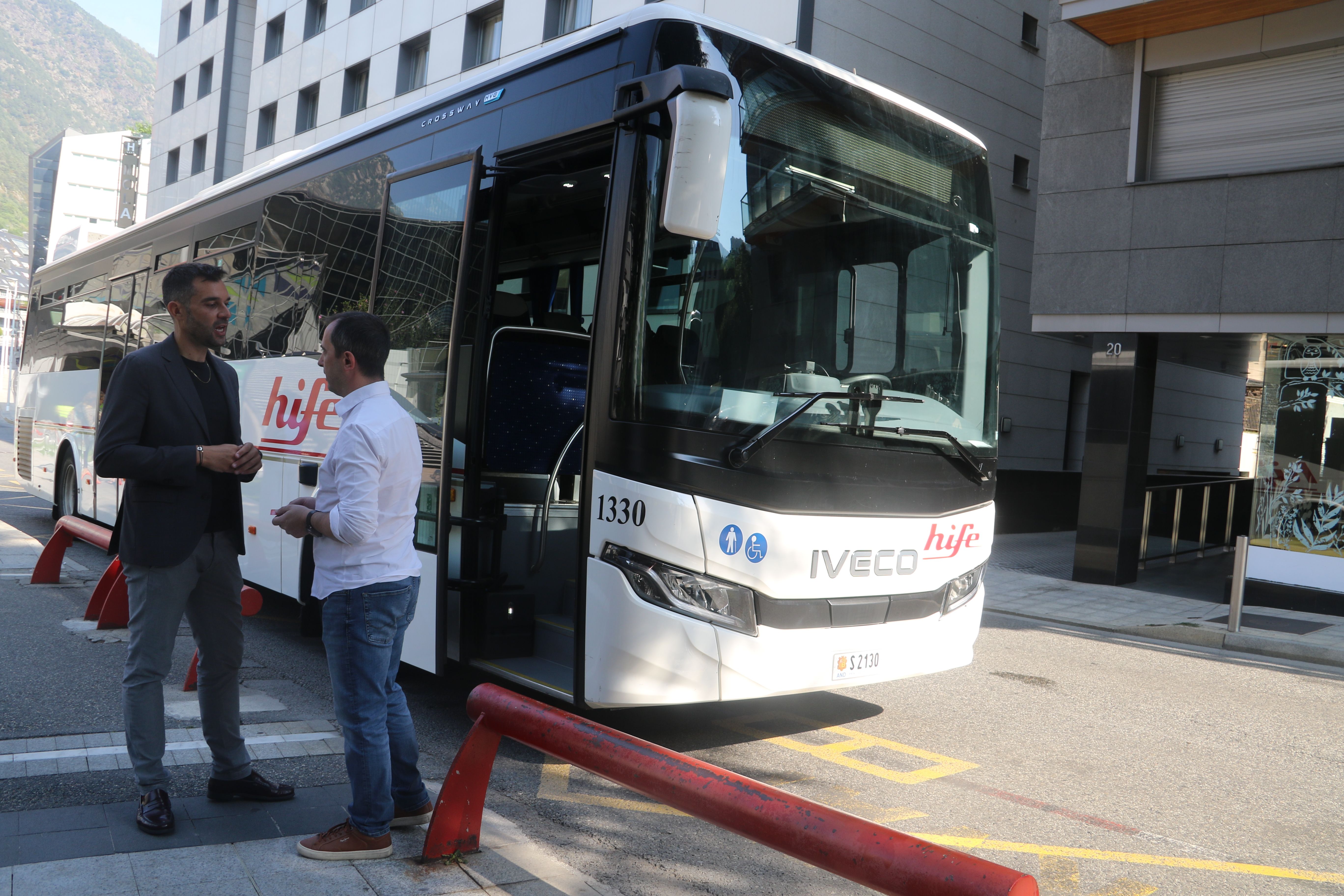 El secretari d'Estat de Transports i Mobilitat, David Forné, amb el director del departament, Carles Miquel, davant el nou vehicle d'Hife. El secretari d'Estat de Transports i Mobilitat, David Forné, amb el director del departament, Carles Miquel, davant el nou vehicle d'Hife.