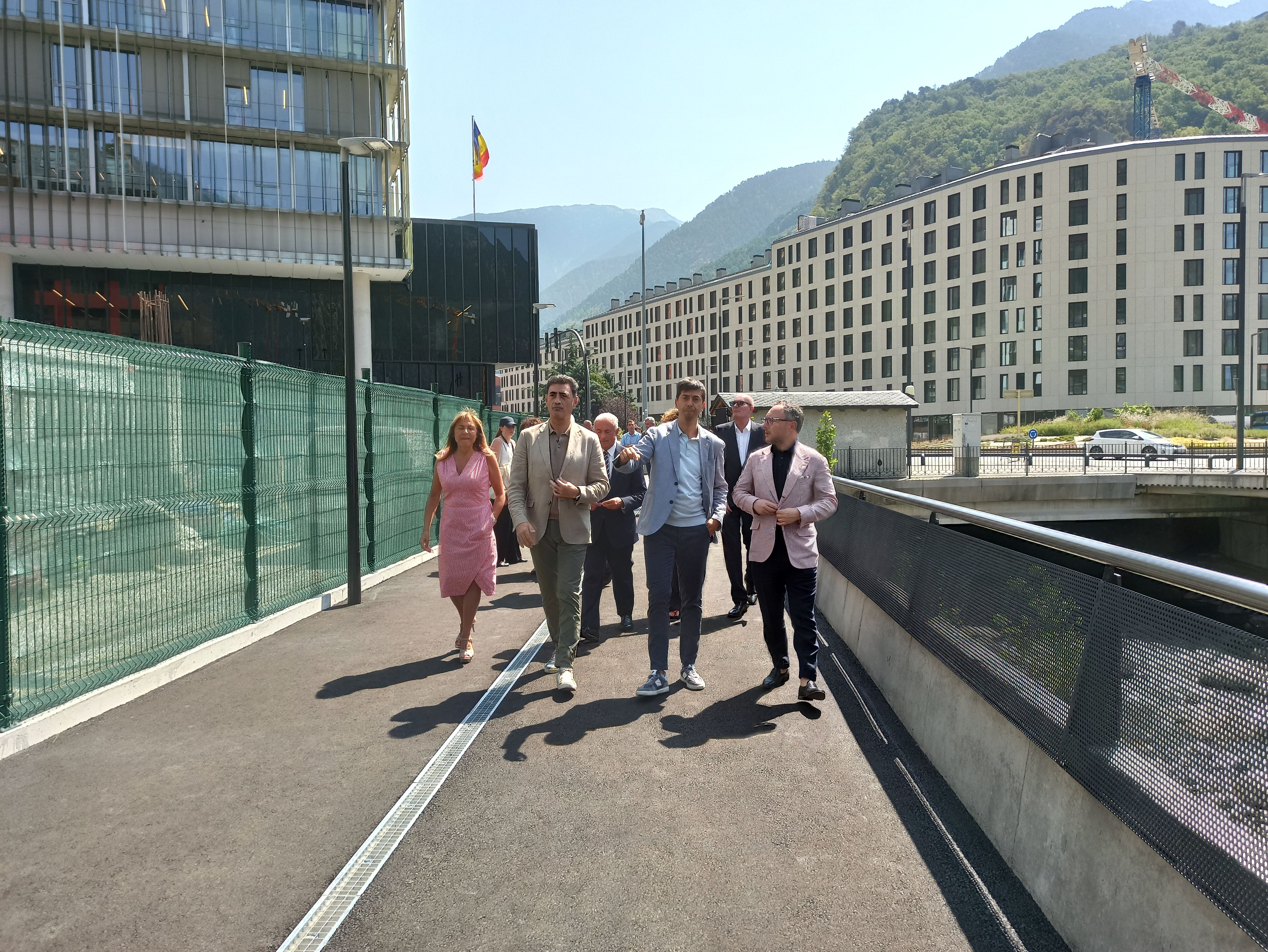 Les autoritats caminen pel tram de passeig acabat d'inaugurar.