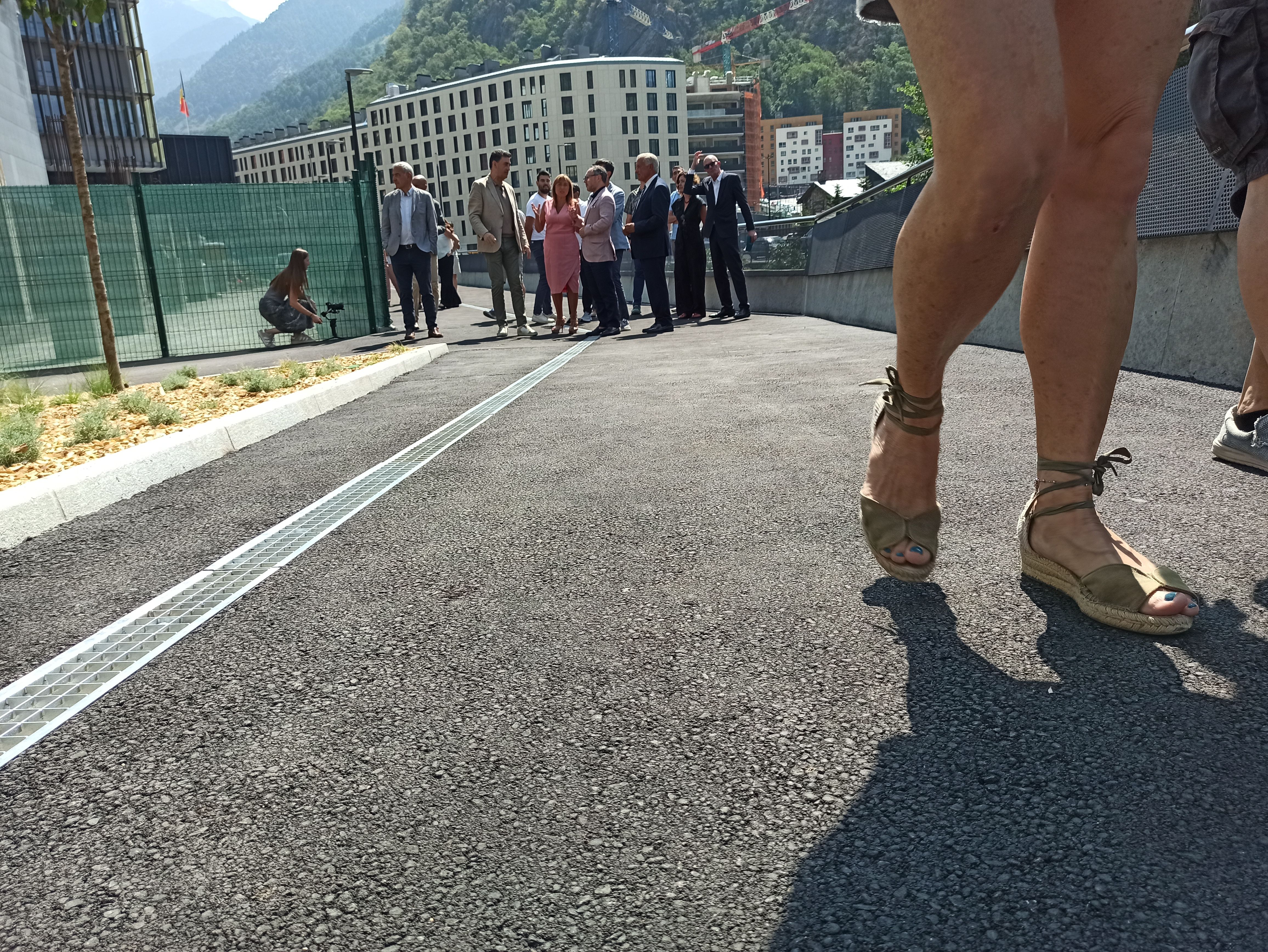 Les autoritats caminen pel tram de passeig acabat d'inaugurar.