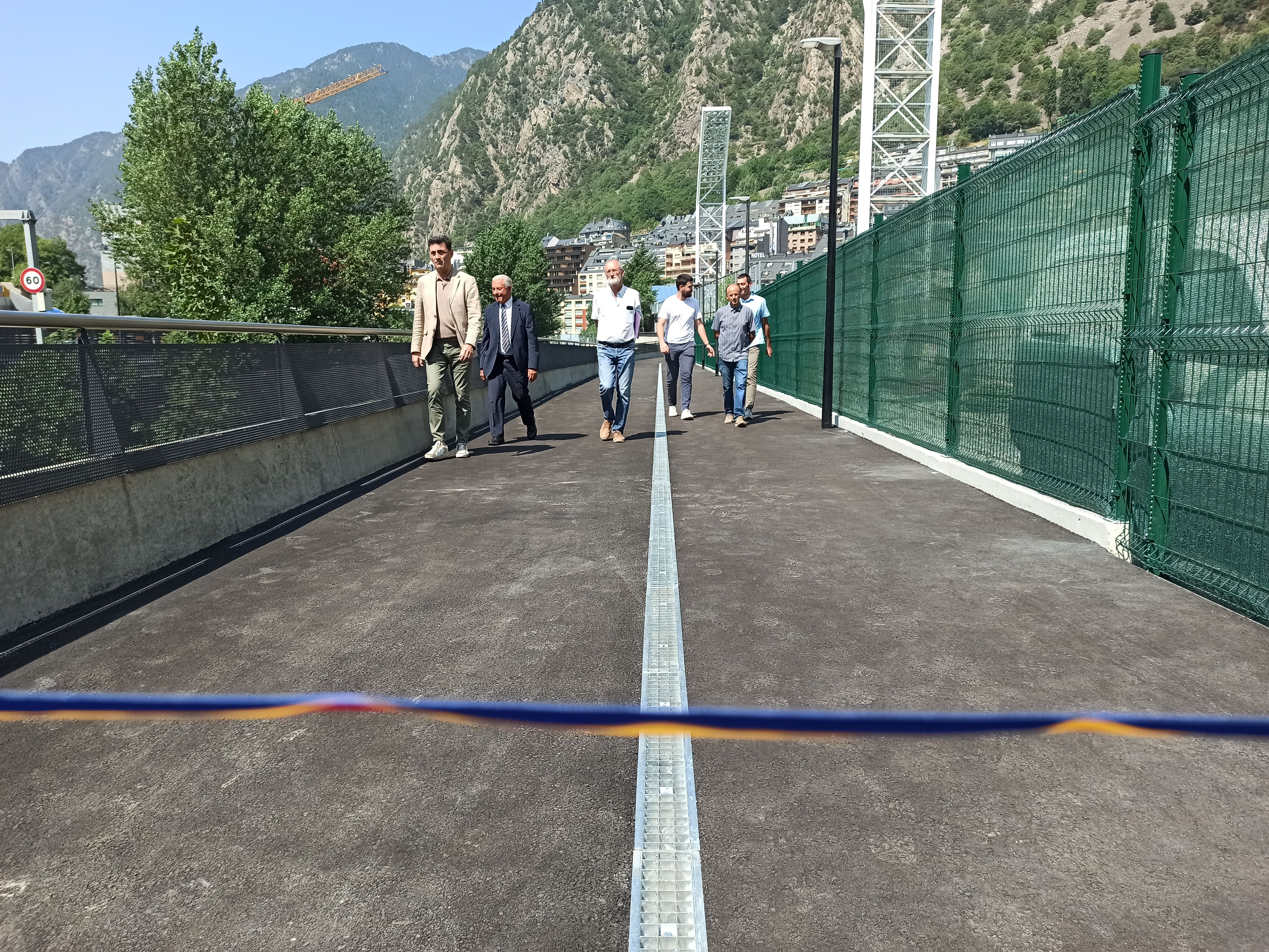 Ferré acompanya un grup de tècnics en la visita del tram del passeig del riu just abans d'inaugurar-lo.