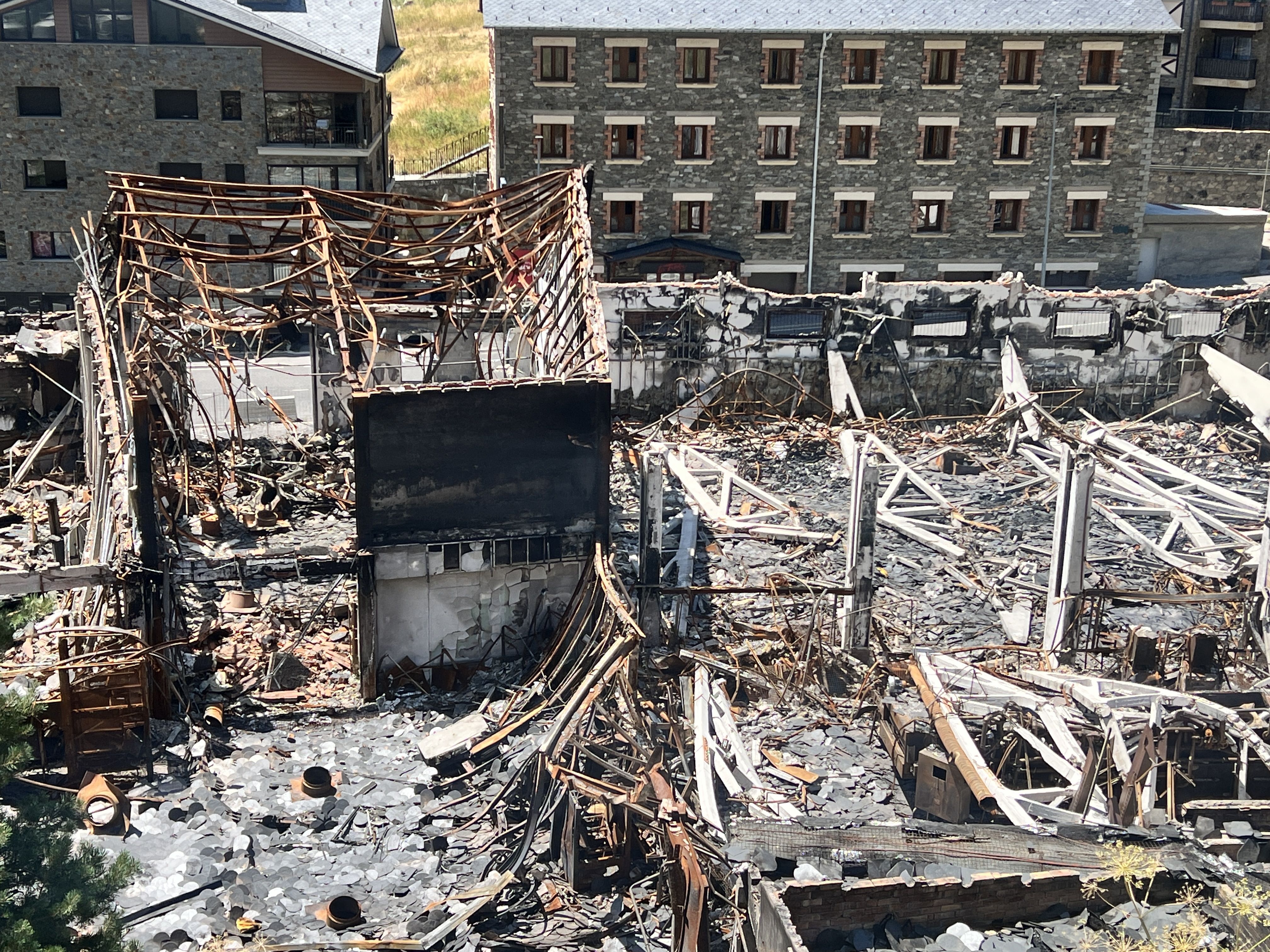 Una imatge recent de l'estat en què es troba l'espai ocupat per l'embotelladora d'aigua on es va prendre foc. Una imatge recent de l'estat en què es troba l'espai ocupat per l'embotelladora d'aigua on es va prendre foc.
