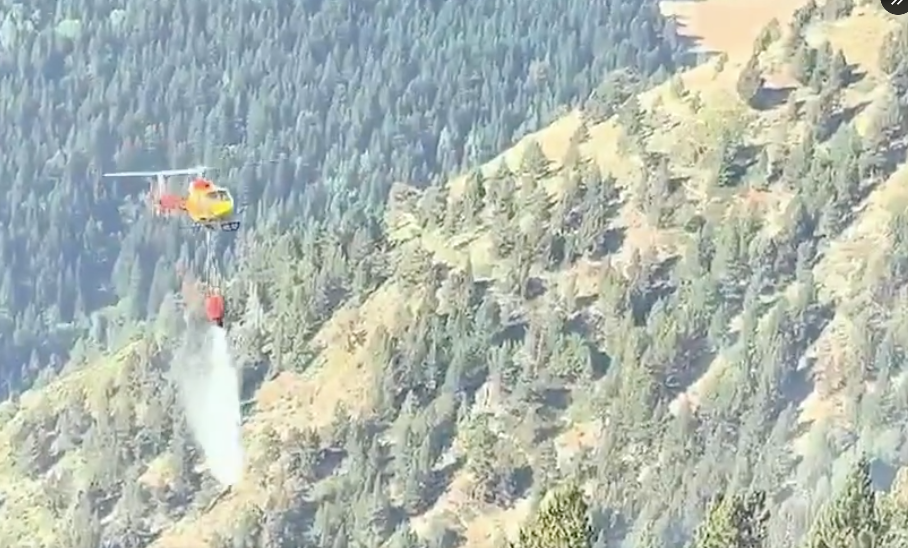 Una helicòpter llançant aigua a la zona del foc d'Os de Civís. Una helicòpter llançant aigua a la zona del foc d'Os de Civís.