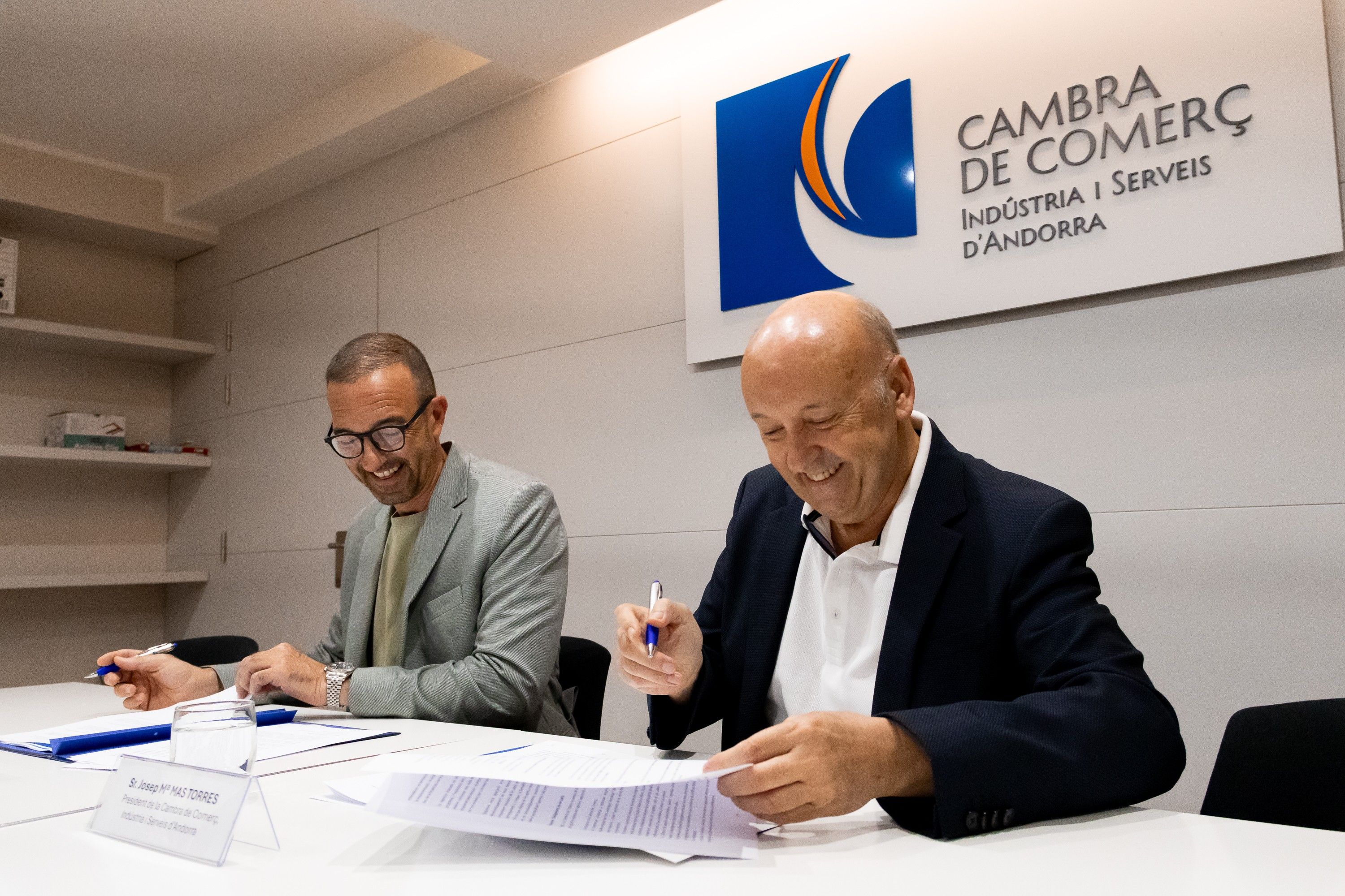 Jordi Torres i Josep Maria Mas signant el conveni.