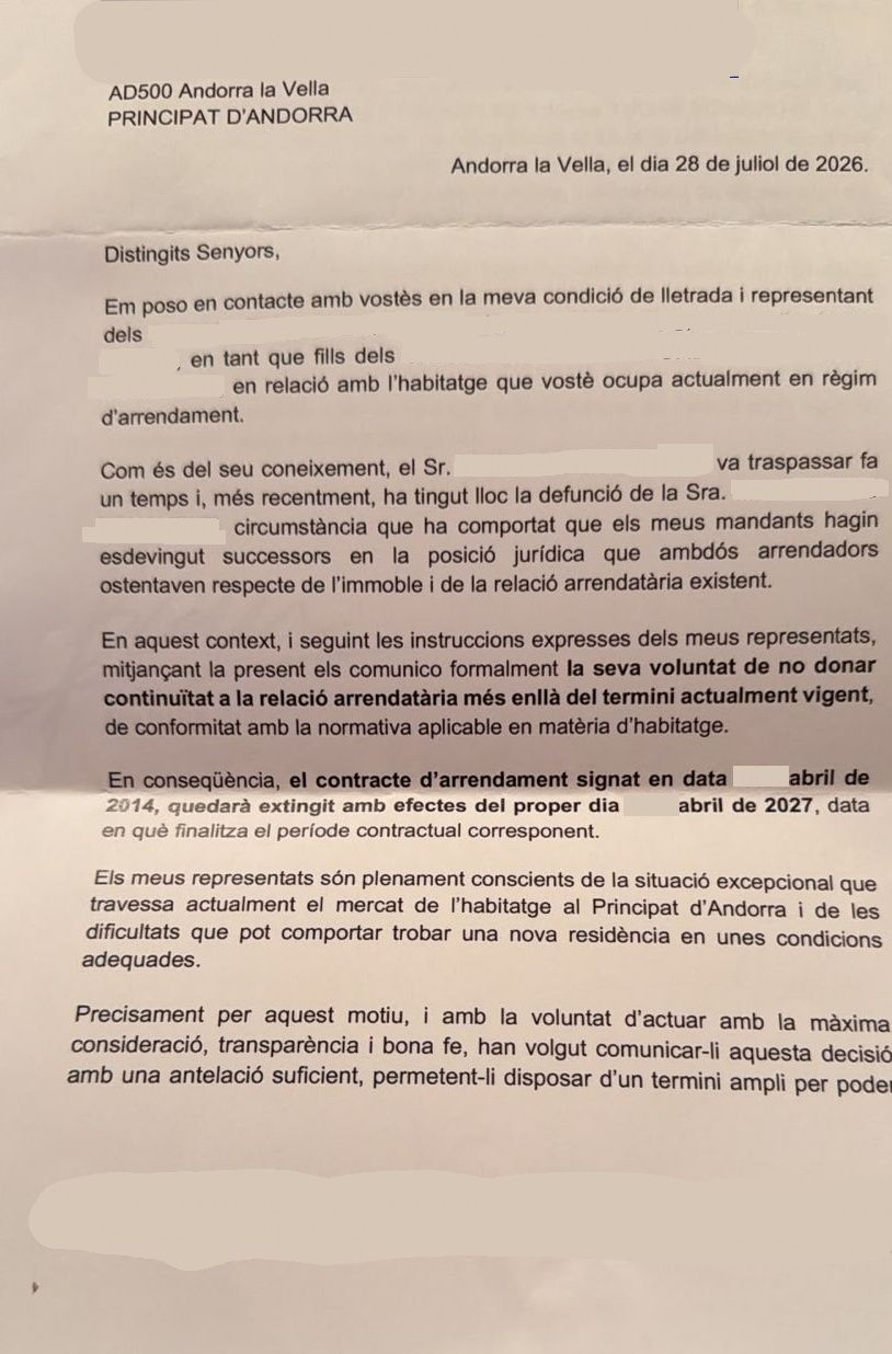 Carta rebuda pels inquilins que van rebutjar l'increment del lloguer. La portaveu del Sindicat, Rebeca Bonache.