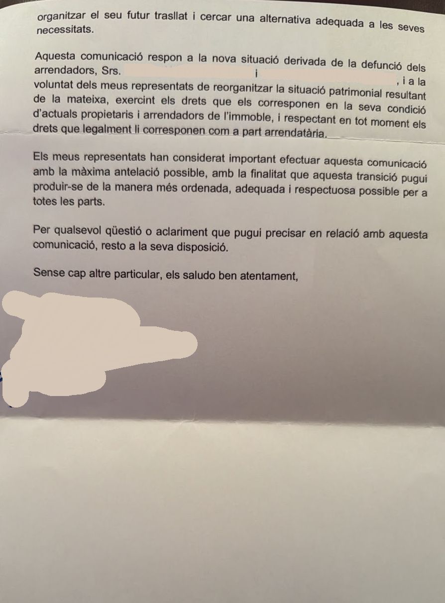 Carta que han rebut els inquilins que van rebutjar l'increment dels lloguers. La portaveu del Sindicat, Rebeca Bonache.