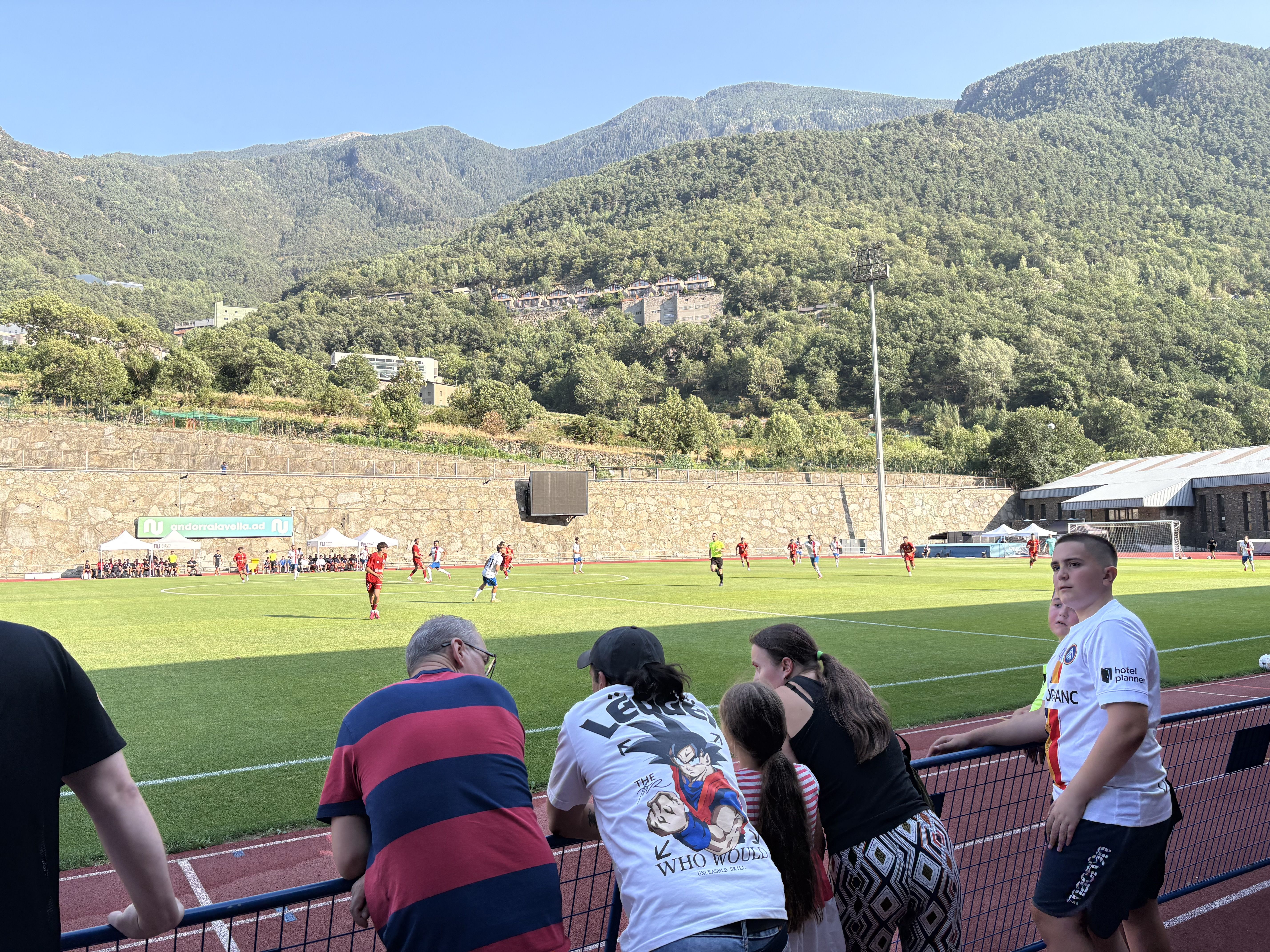 La gent mirant el partit de peu. La gent mirant el partit de peu.