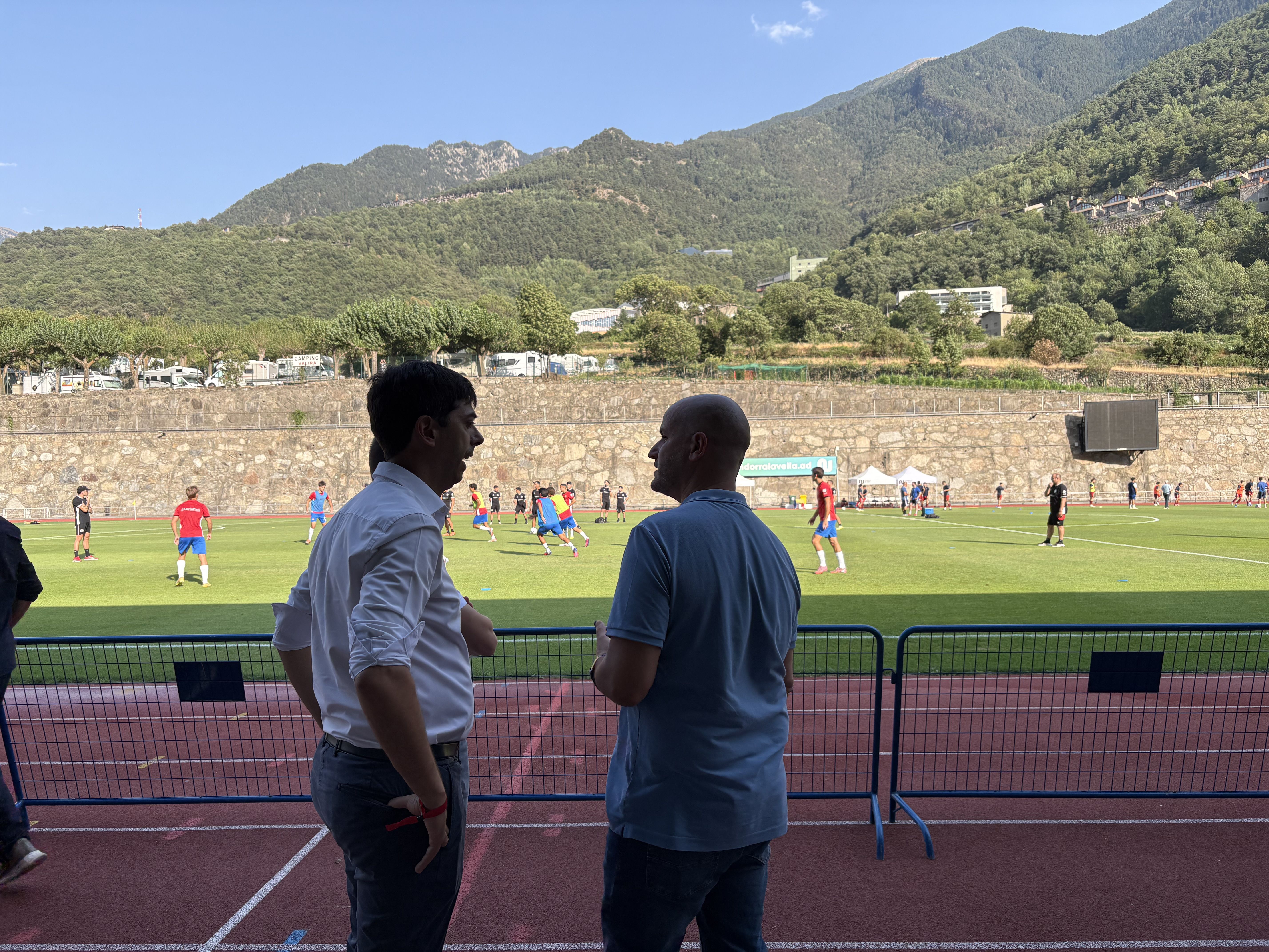 El cònsol major d'andorra la vella abans de començar el partit. El cònsol major d'andorra la vella abans de començar el partit.
