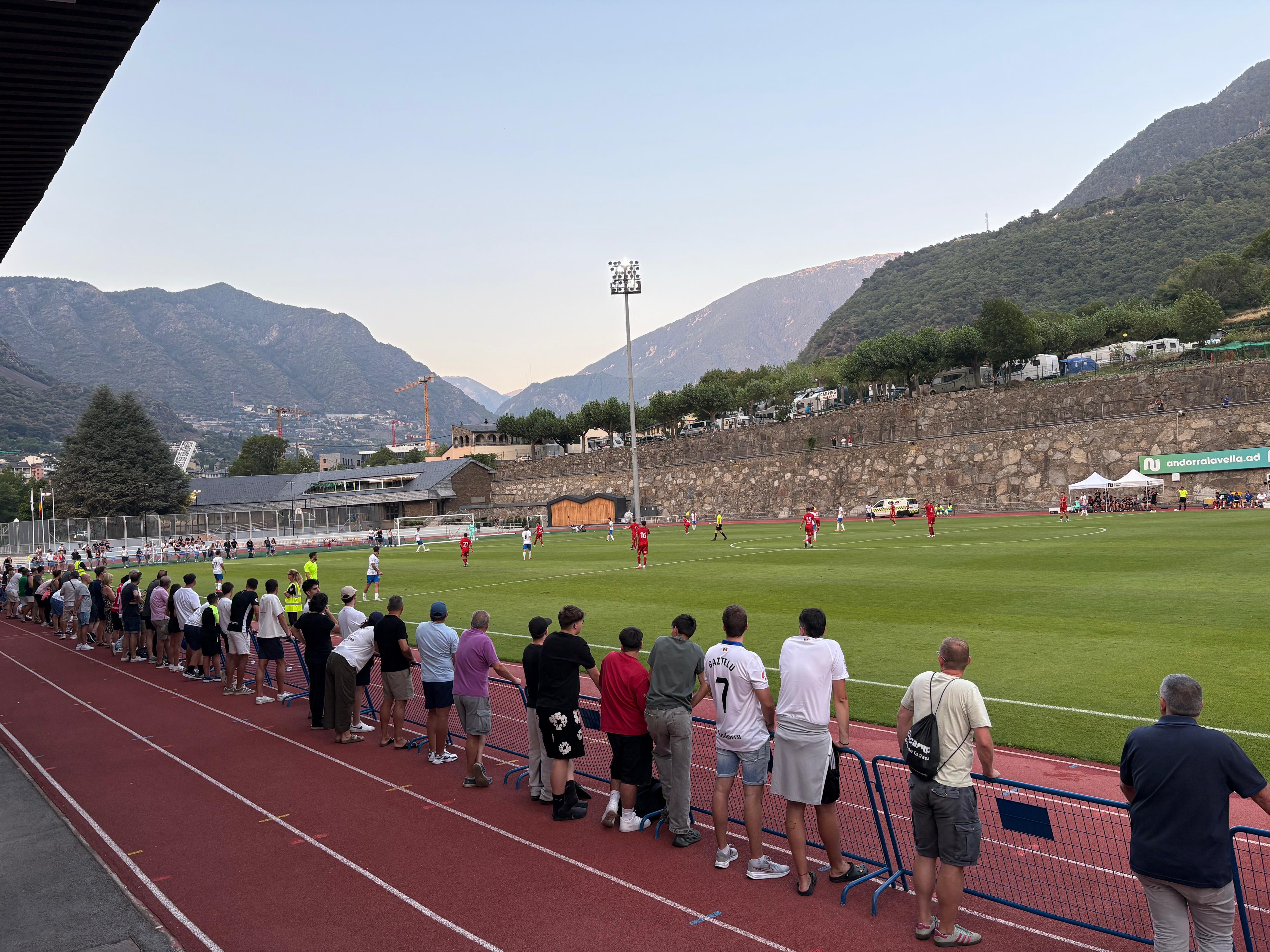 Part de l'afició andorrana mira el partit a peu de camp.