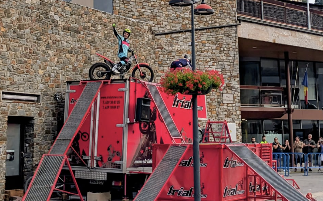 Canillo l’epicentre d’un espectacle acrobàtic de motocicletes