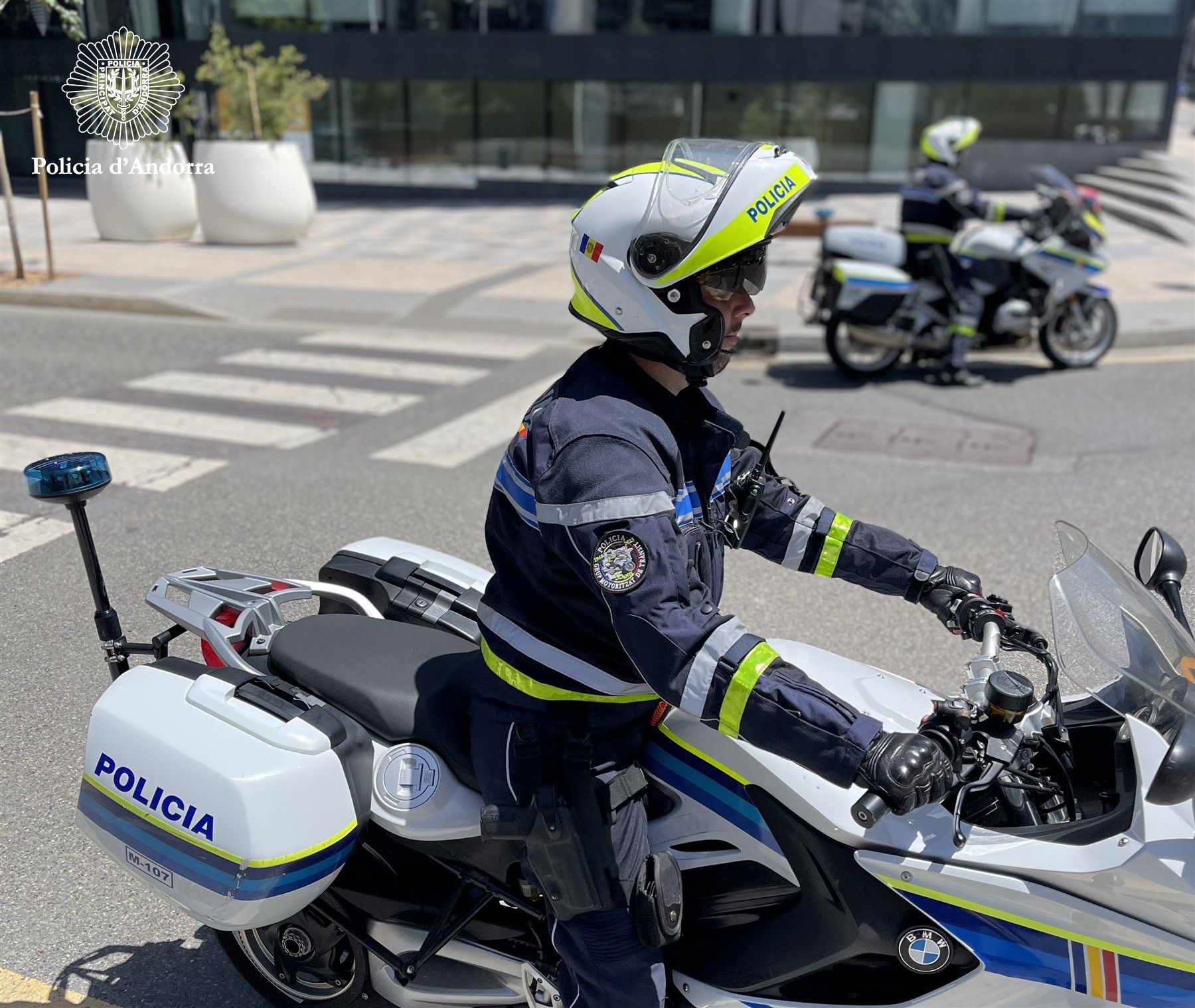 Una patrulla de policia prop d'un pas de vianants.