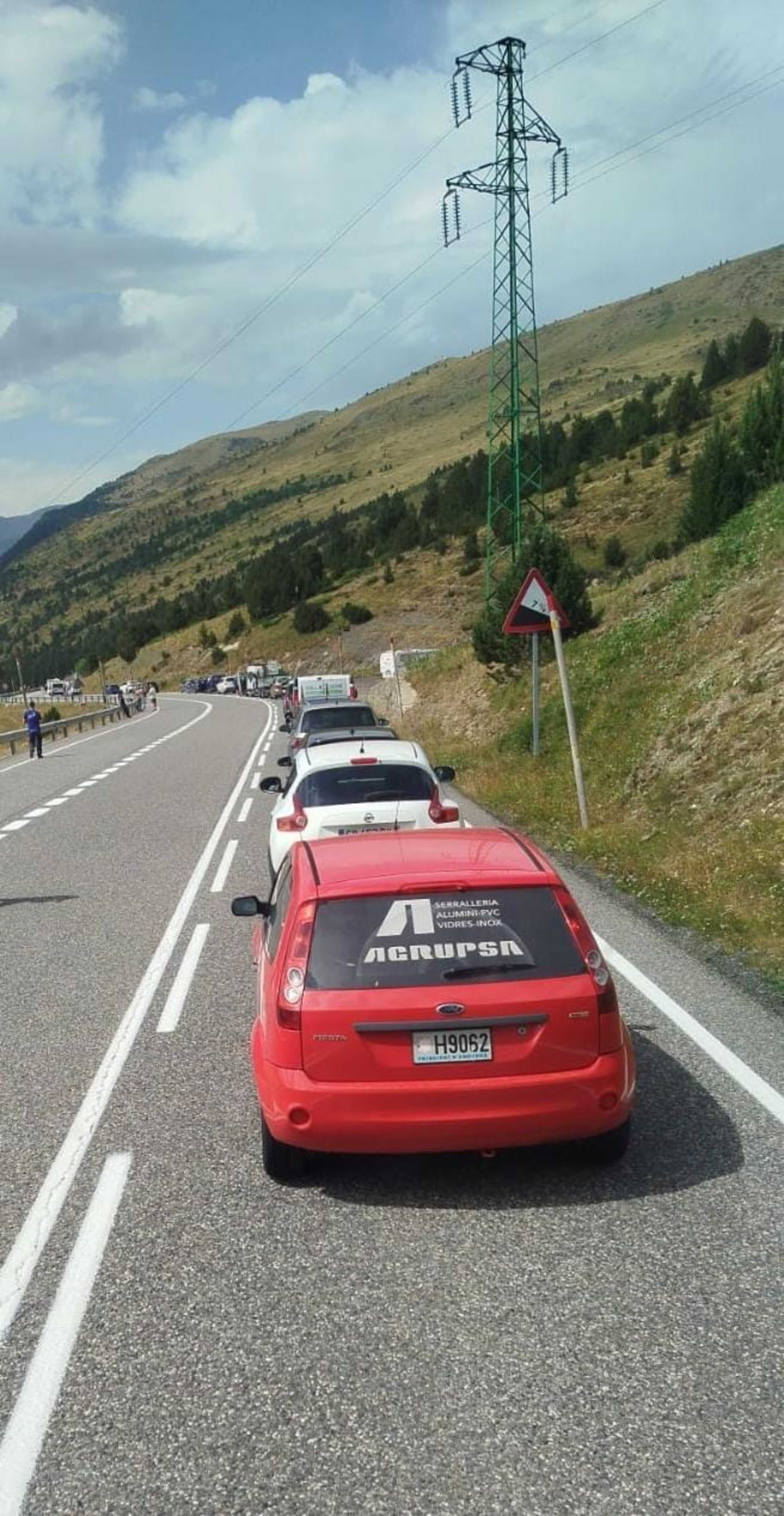 Retenció causada pel tall de circulació perquè pogués intervenir l'helicòpter. Retenció causada pel tall de circulació perquè pogués intervenir l'helicòpter.