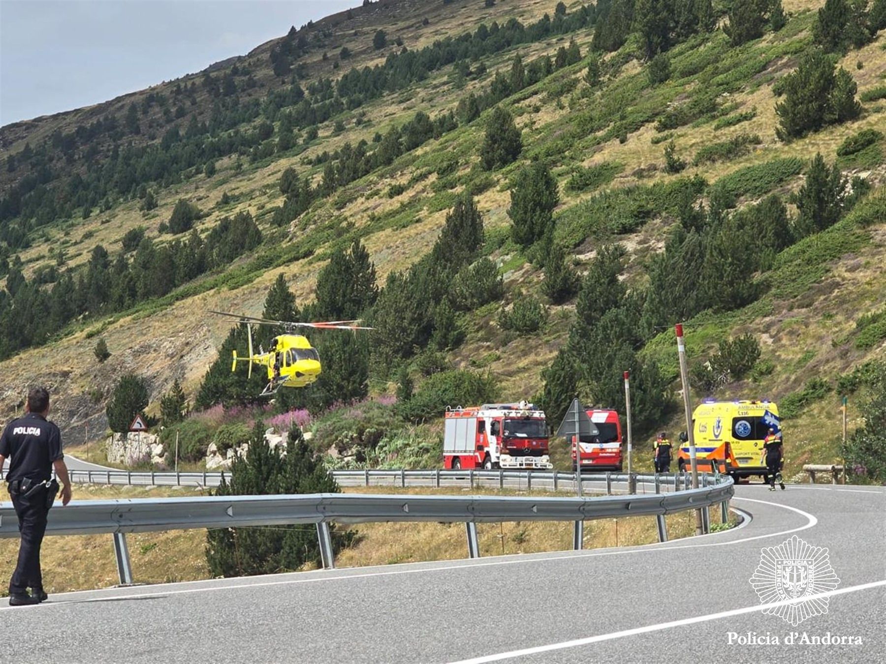 Els equips d'emergència treballant en l'accident del motorista al Port d'Envalira. Els equips d'emergència treballant en l'accident del motorista al Port d'Envalira.