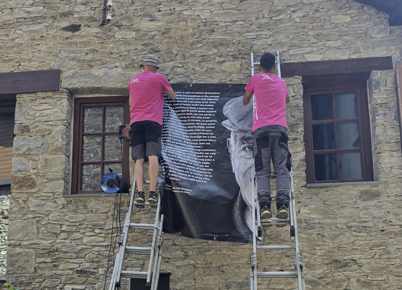 Preparant l'exposició als carrers de Canillo. La portaveu del Sindicat, Rebeca Bonache.