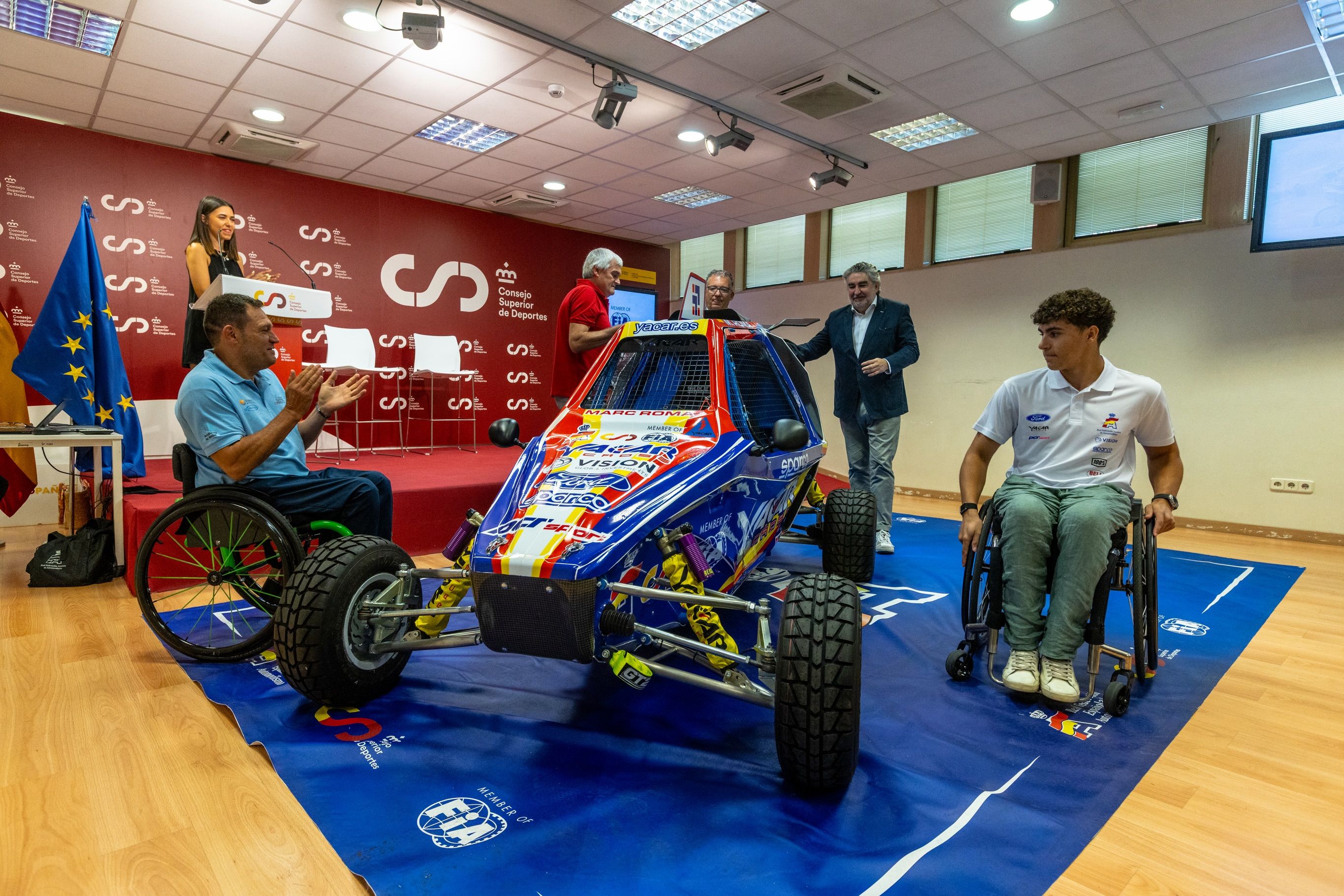 Albert Llovera i Marc Roma, durant la presentació del vehicle.