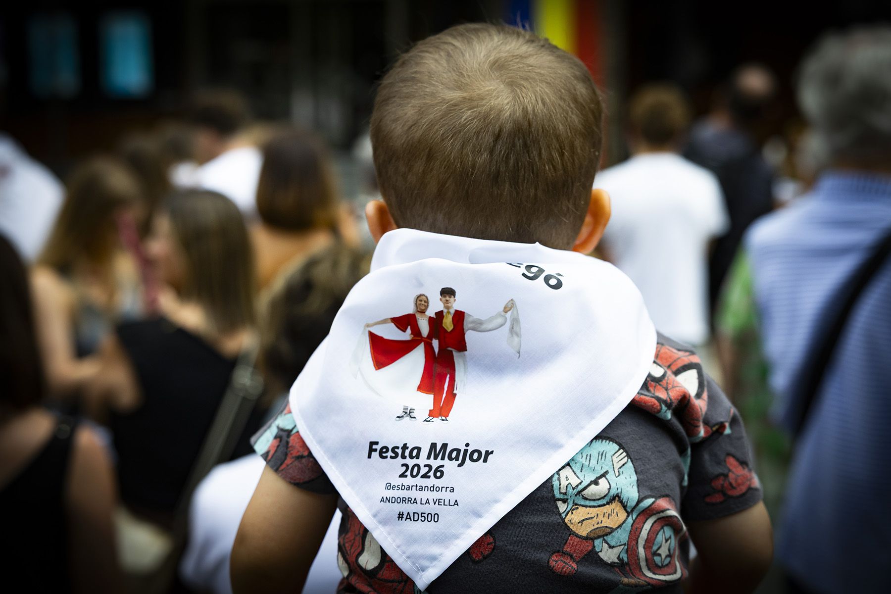 Un infant assistint a l'acte del pregó i la ballada de l'esbart amb el tradicional mocador penjat al coll.