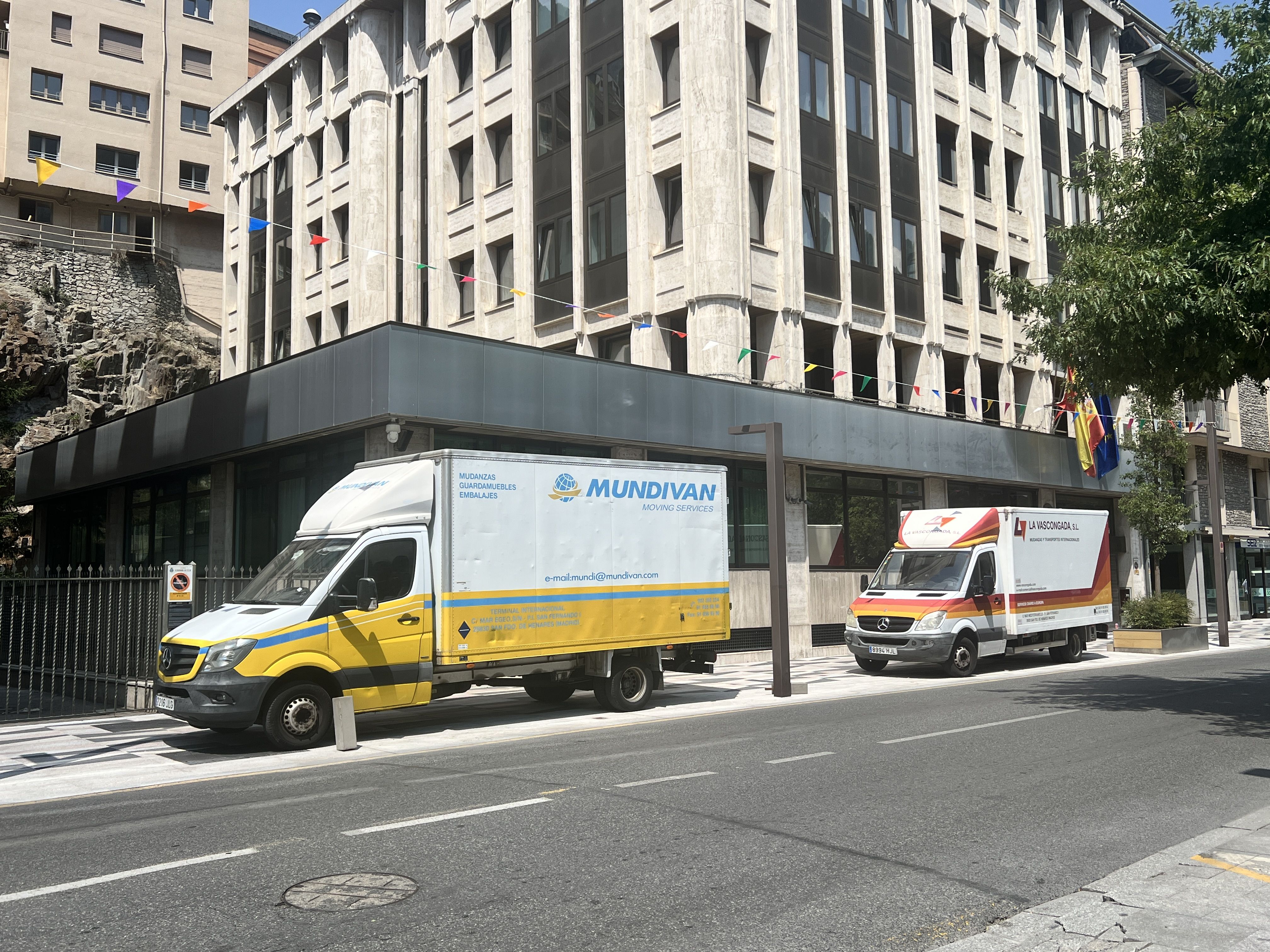 Dos dels camions de mudança a la porta de l'ambaixada.