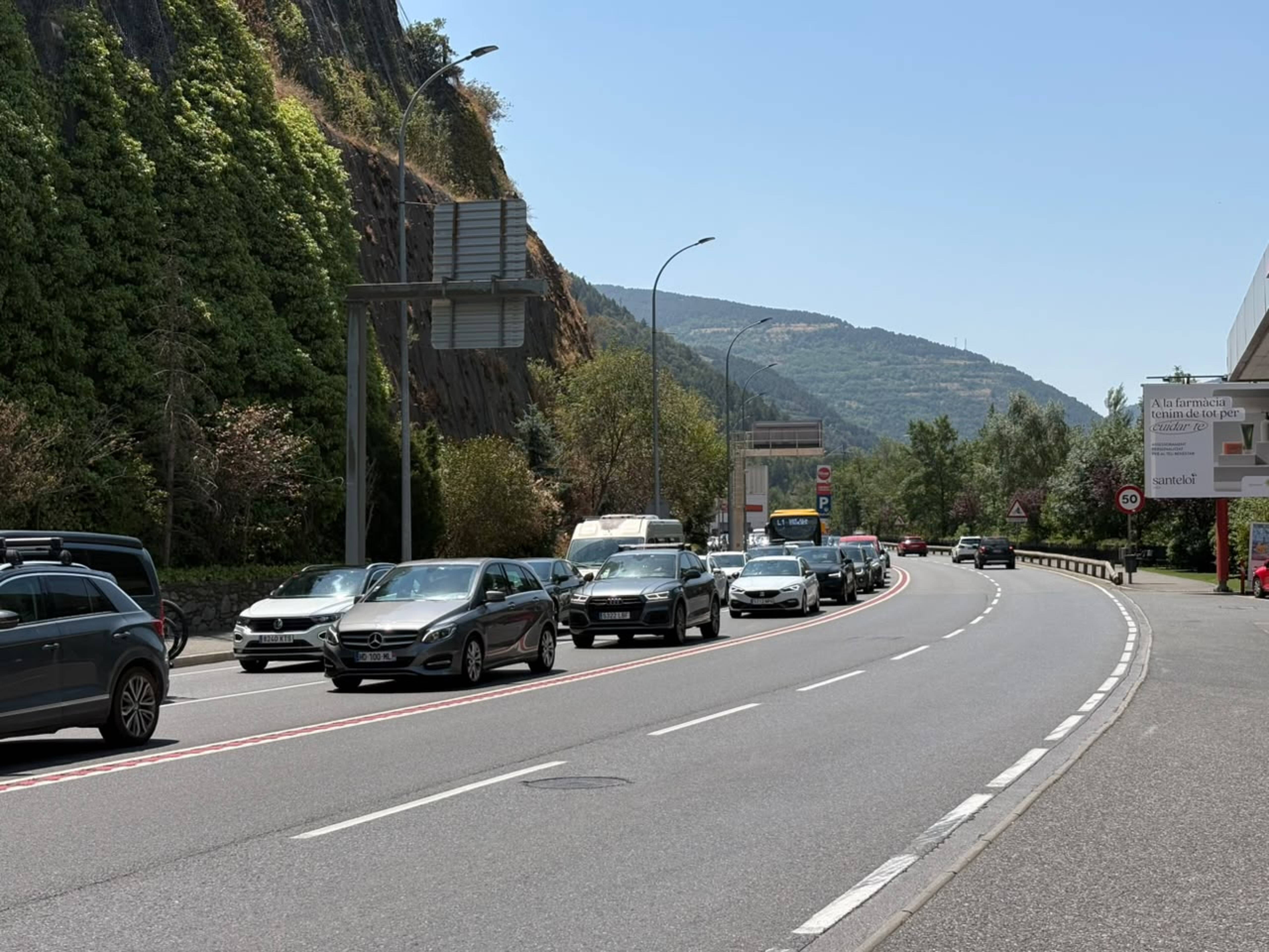 Vehicles ja en territori andorrà en retenció abans d'arribar al nucli urbà de Sant Julià.