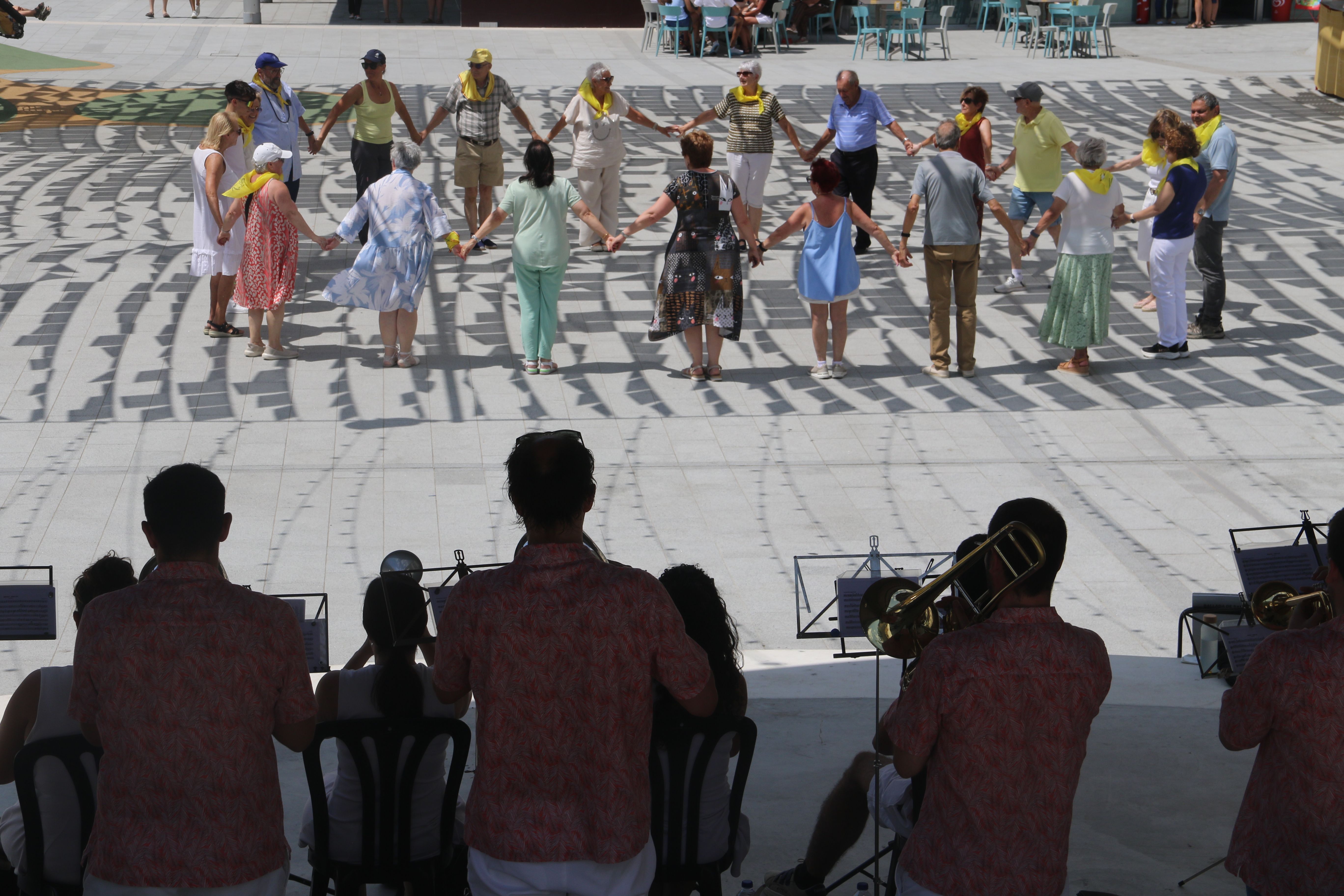 Sardanes a la plaça del Poble. Sardanes a la plaça del Poble.