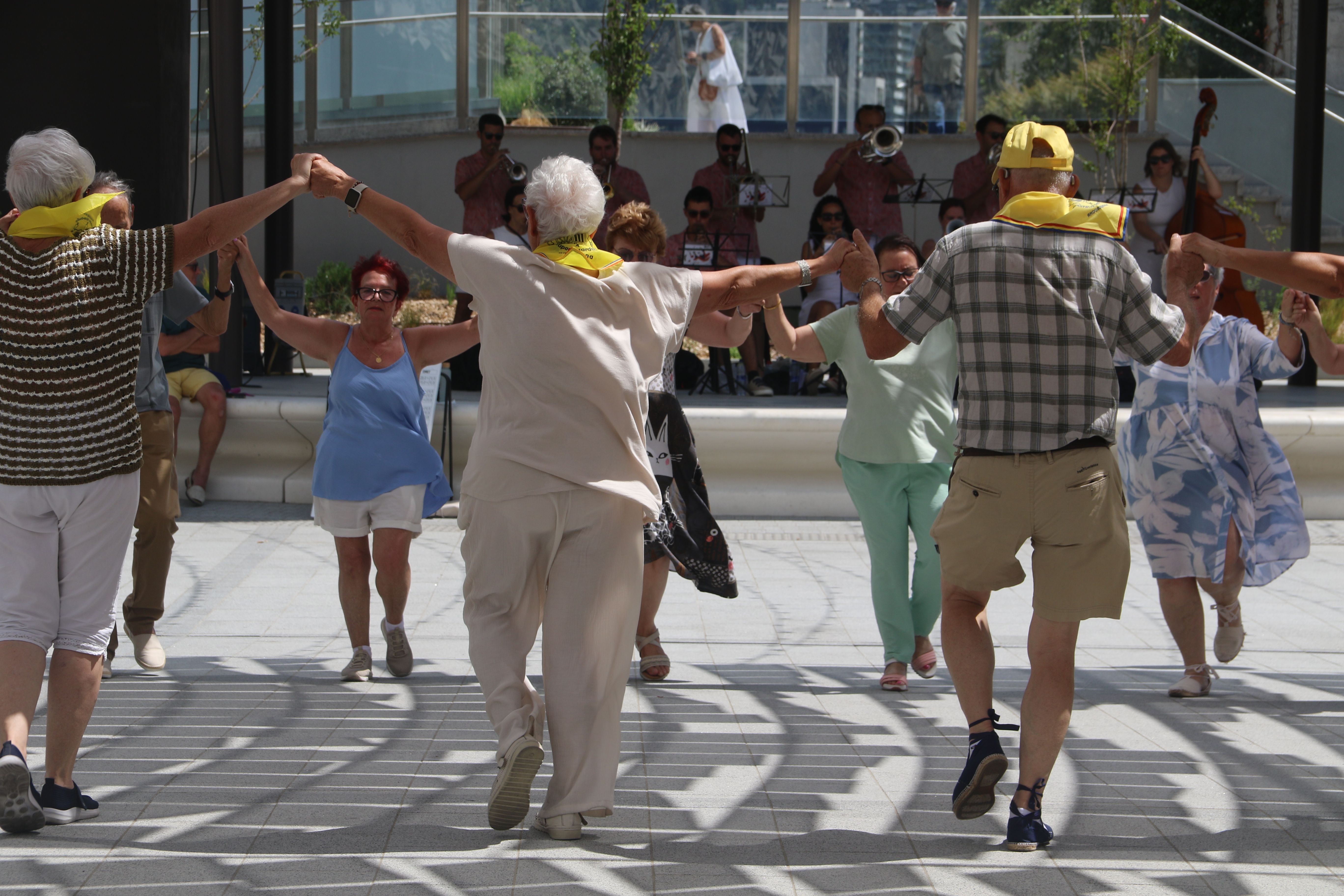 Sardanes a la plaça del Poble. Sardanes a la plaça del Poble.