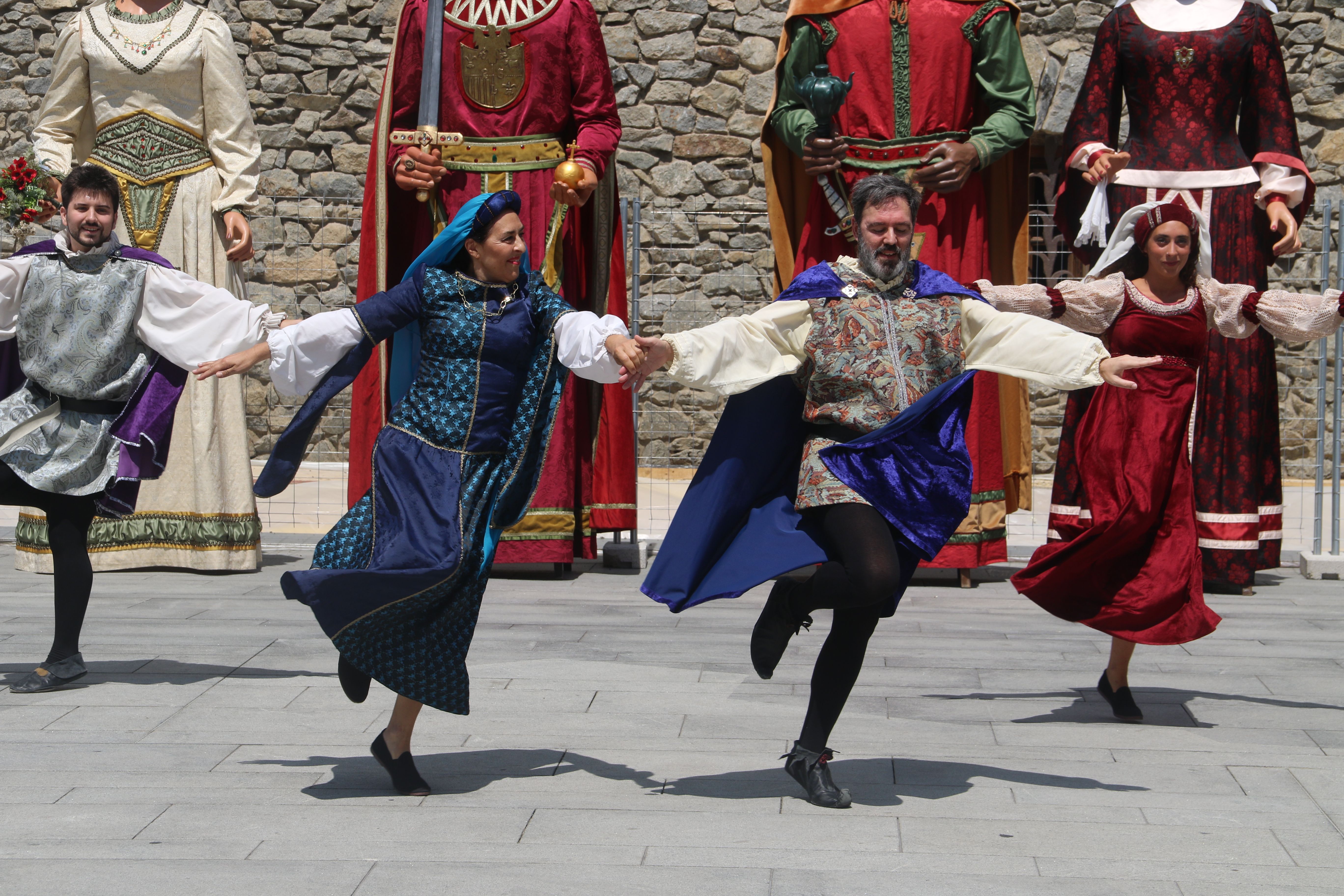 Les danses medievals de l'esbart. Les danses medievals de l'esbart.