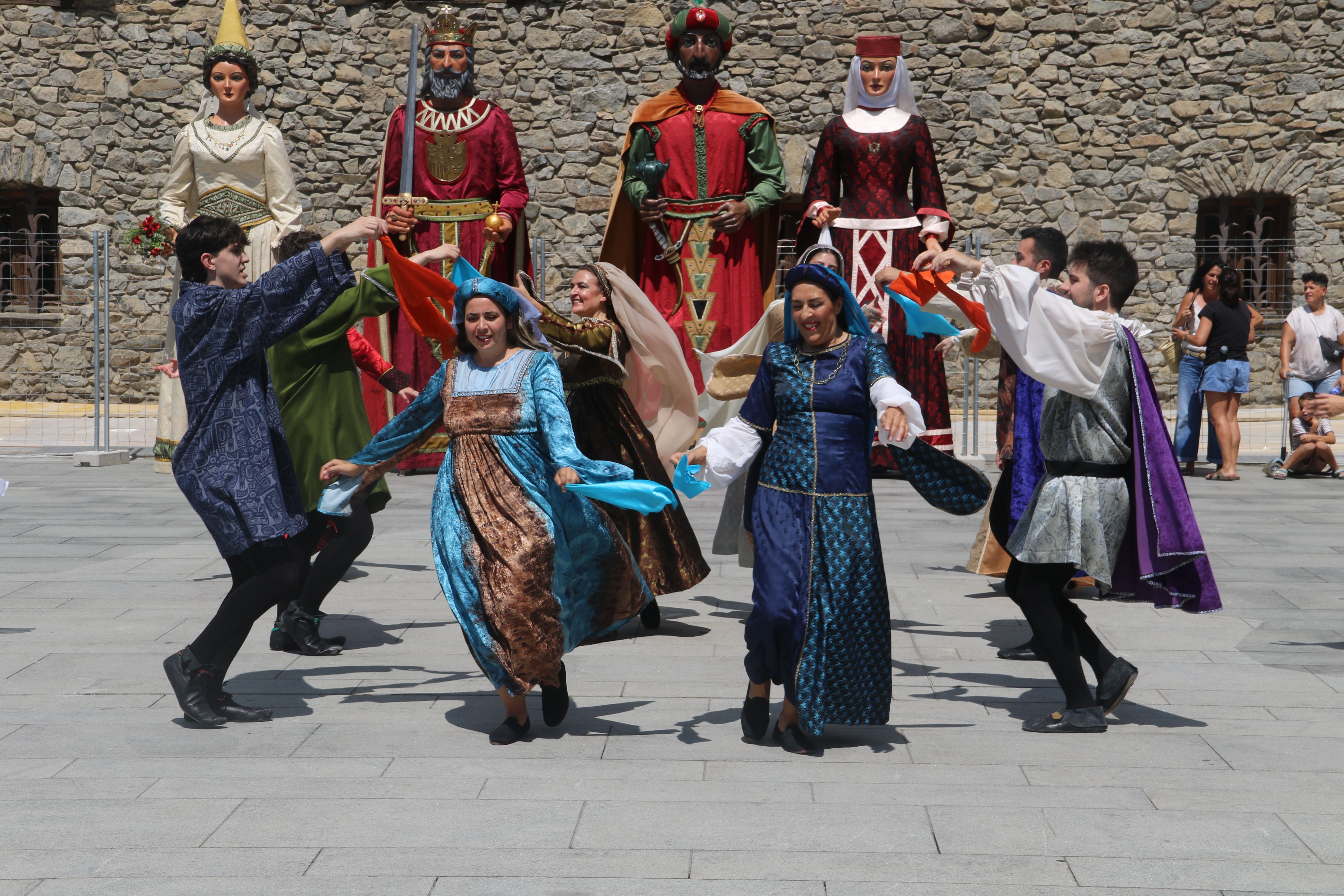 Les danses medievals de l'esbart. Les danses medievals de l'esbart.