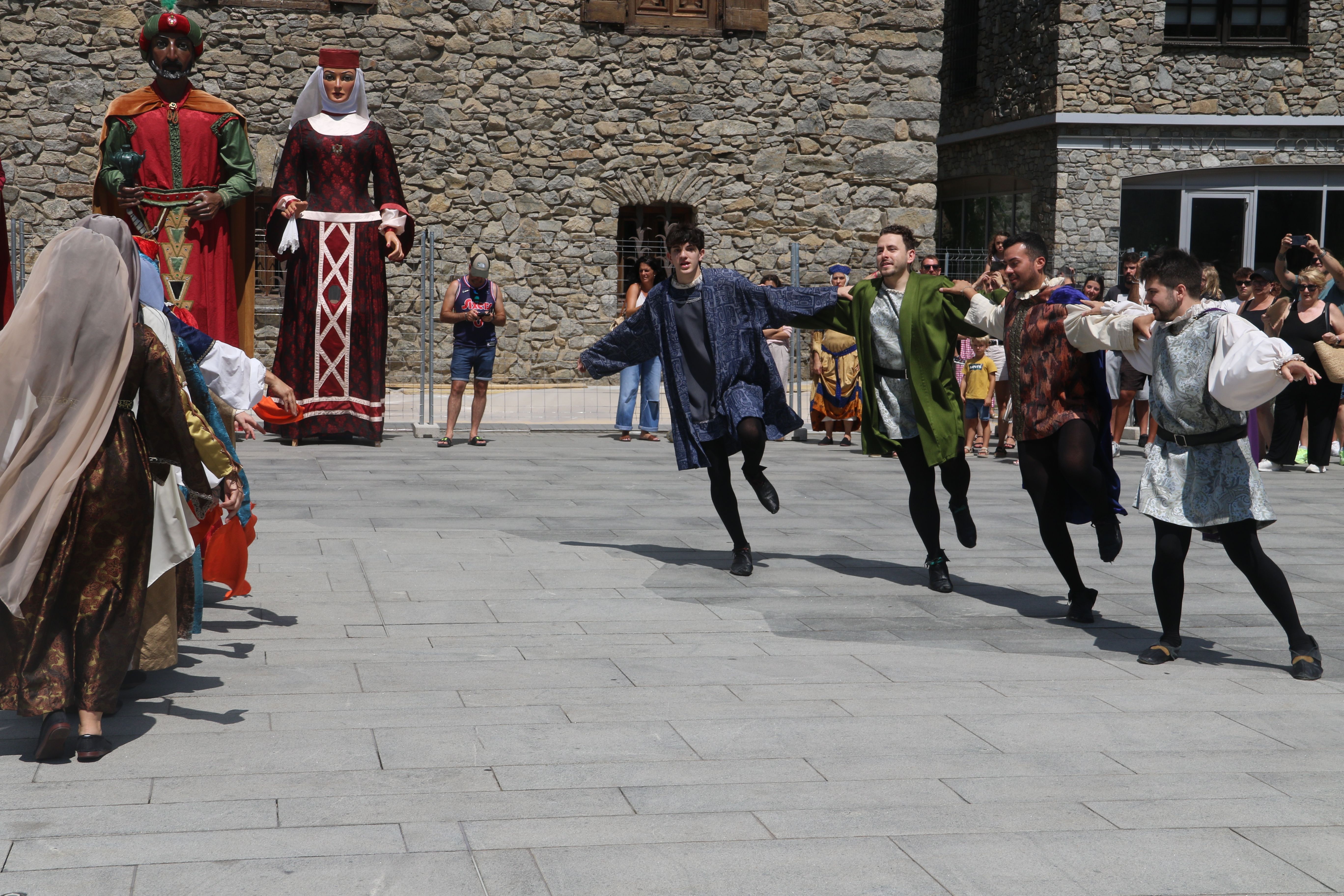 Les danses medievals de l'esbart. Les danses medievals de l'esbart.