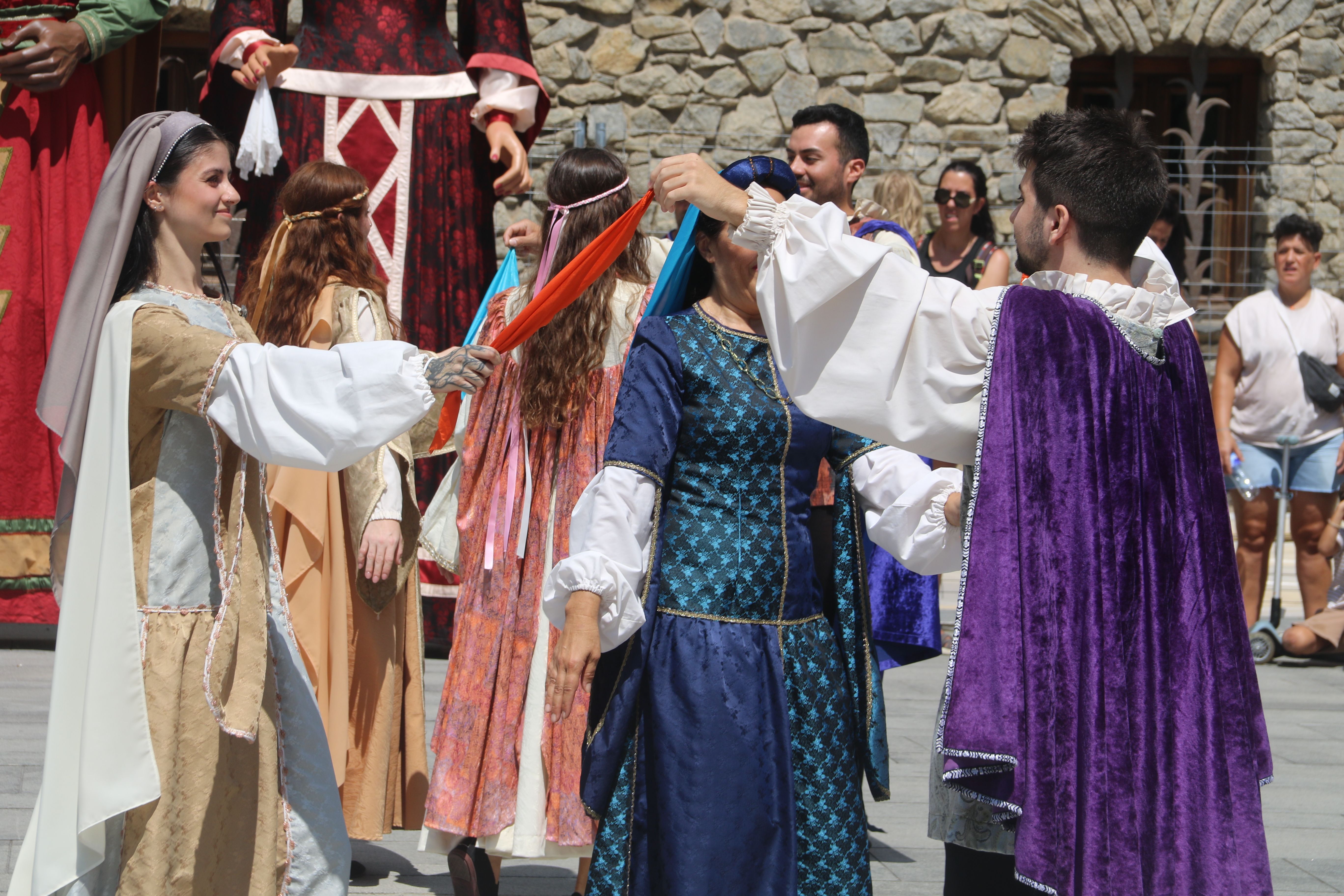 Les danses medievals de l'esbart. Les danses medievals de l'esbart.