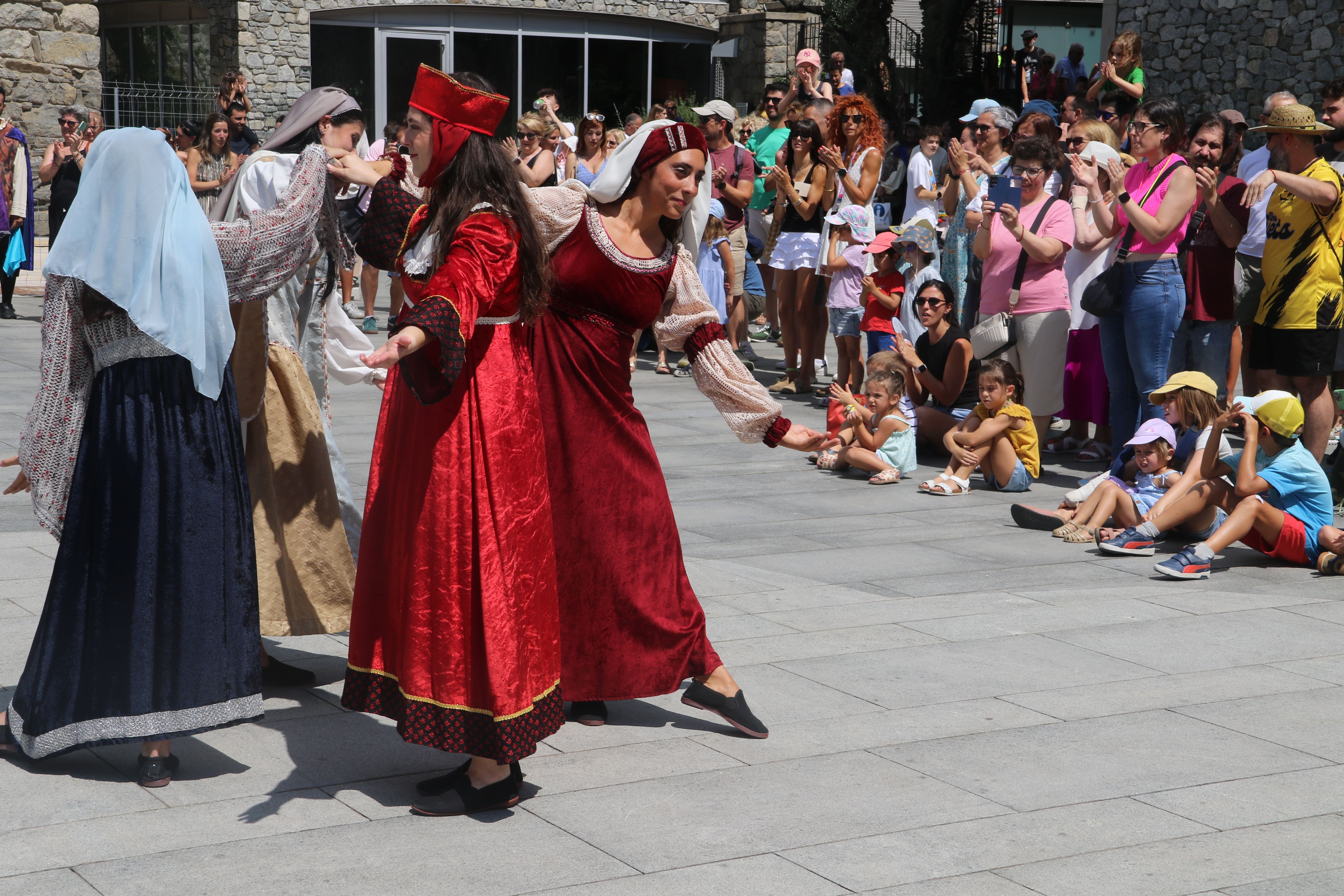 Les danses medievals de l'esbart. Les danses medievals de l'esbart.