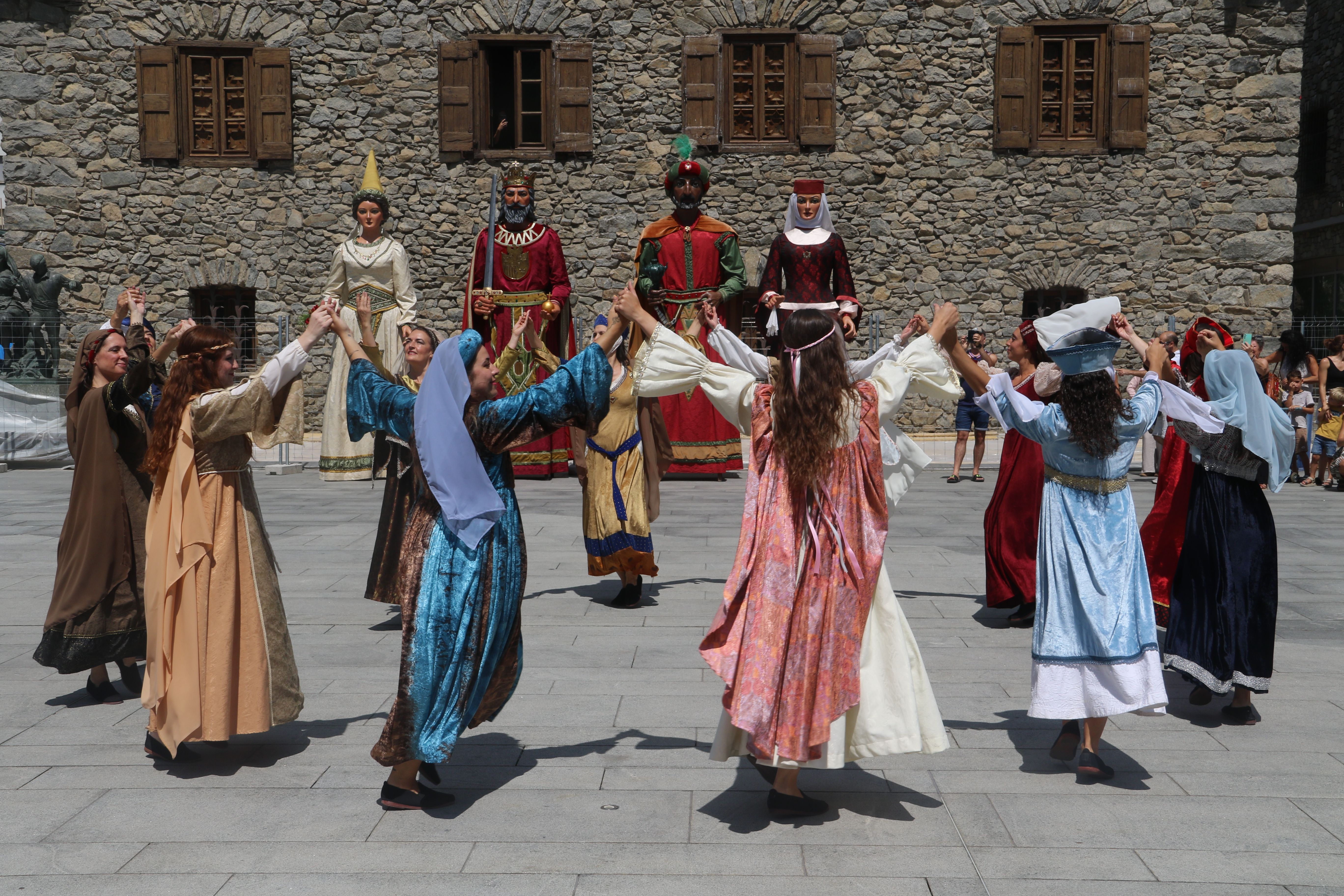 Les danses medievals de l'esbart. Les danses medievals de l'esbart.