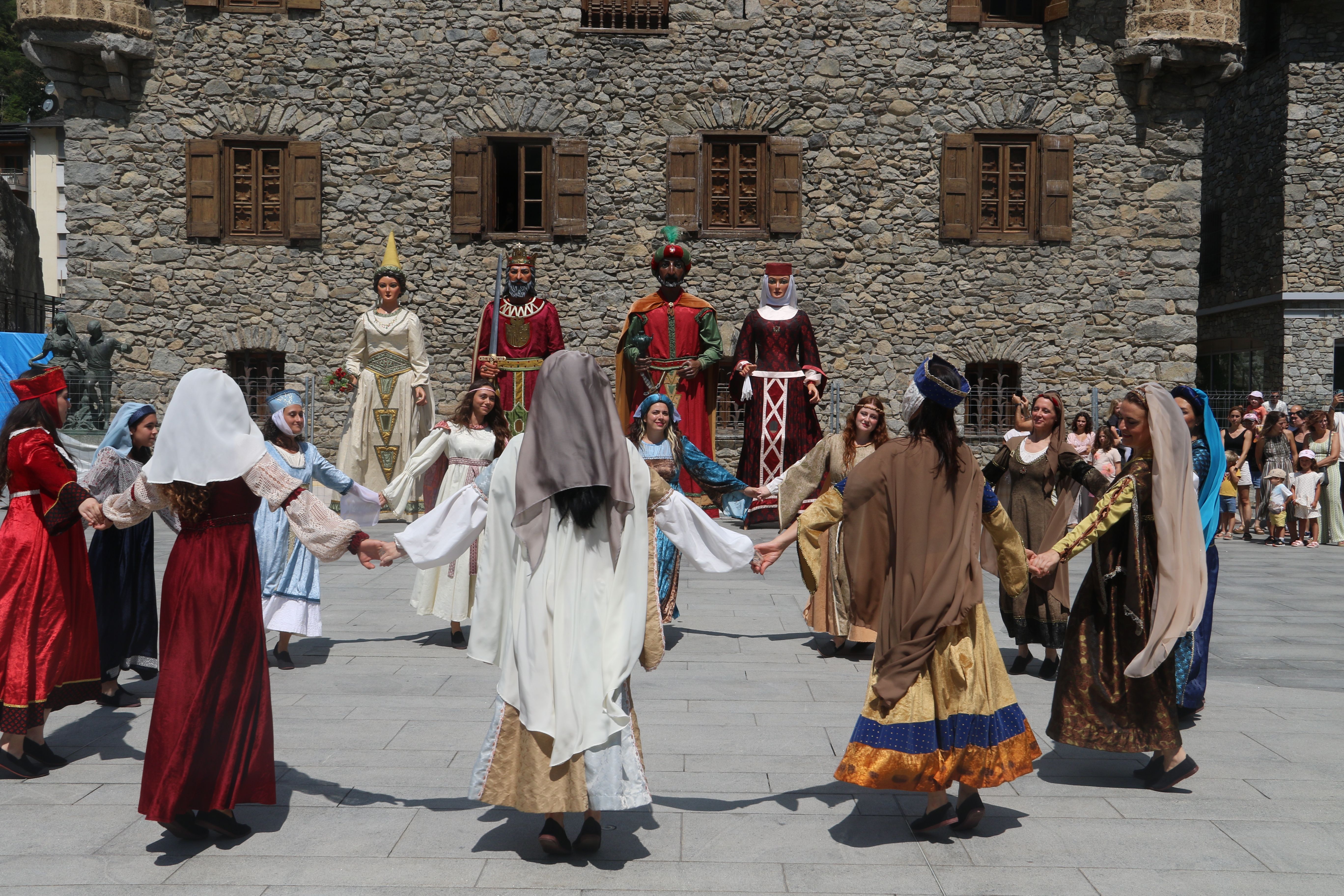 Les danses medievals de l'esbart. Les danses medievals de l'esbart.