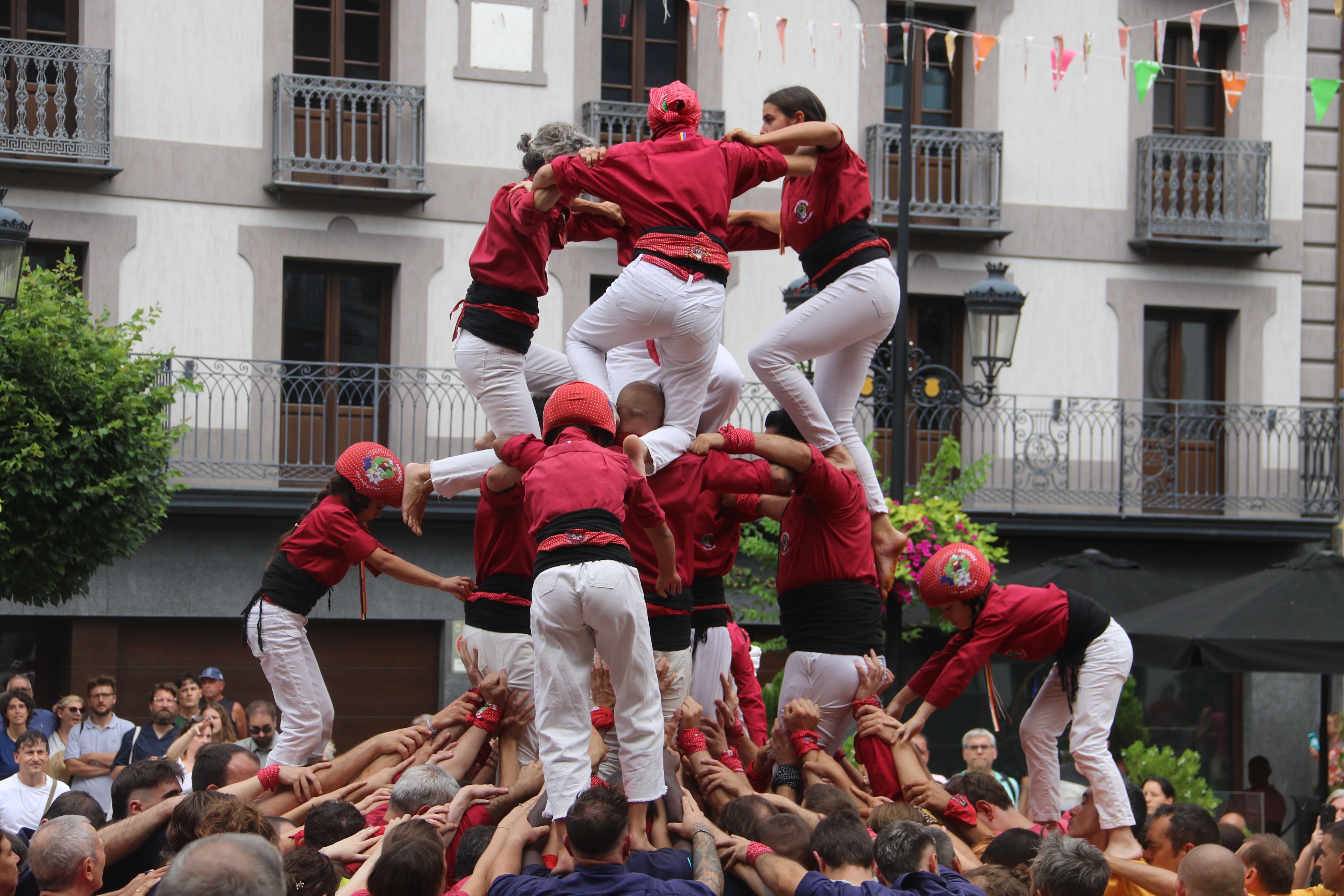 Els Castellers d'Andorra treballant en una de les construccions. Els Castellers d'Andorra treballant en una de les construccions.
