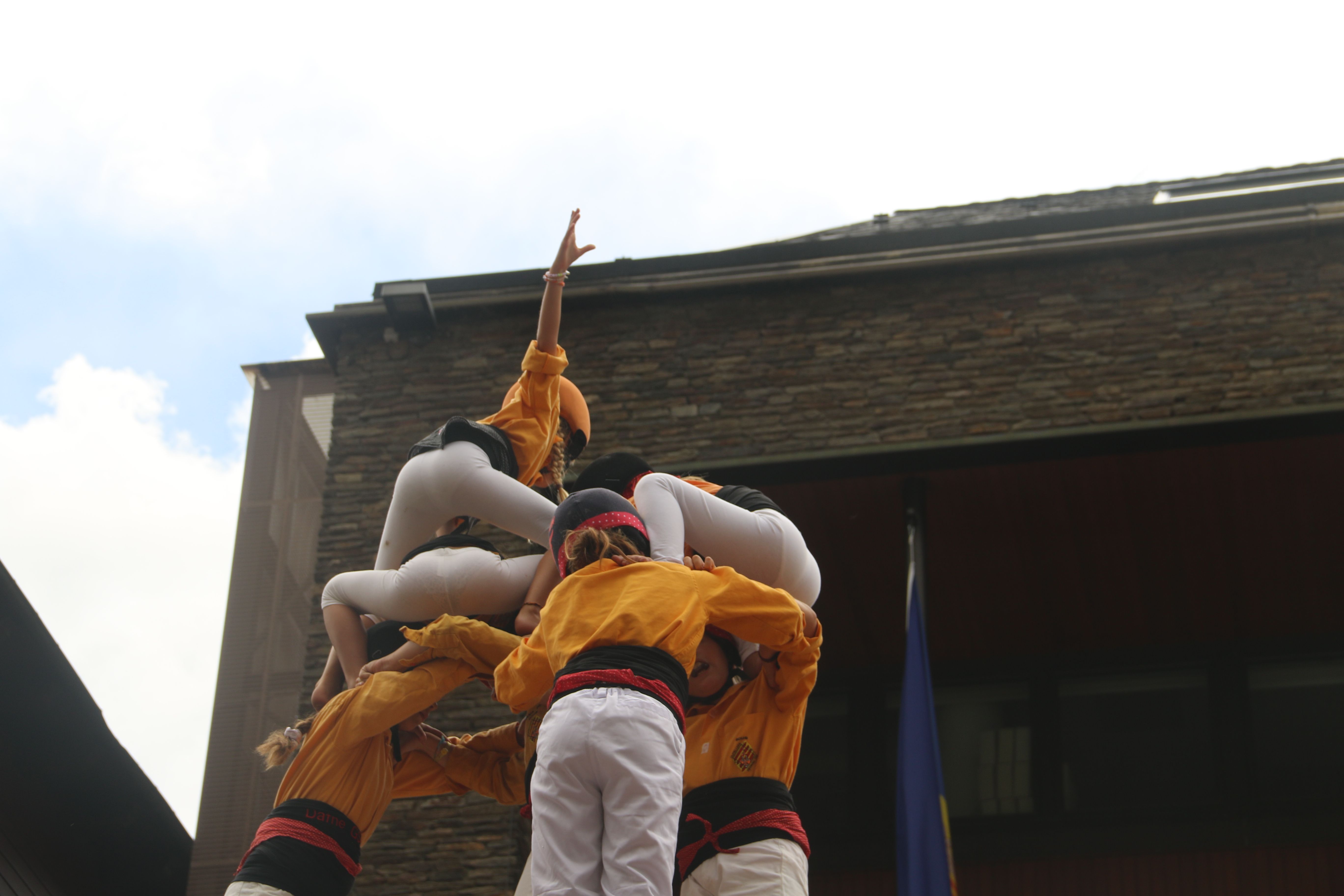 Els de la Bisbal del Penedès preparant un dels seus castells. Els de la Bisbal del Penedès preparant un dels seus castells.