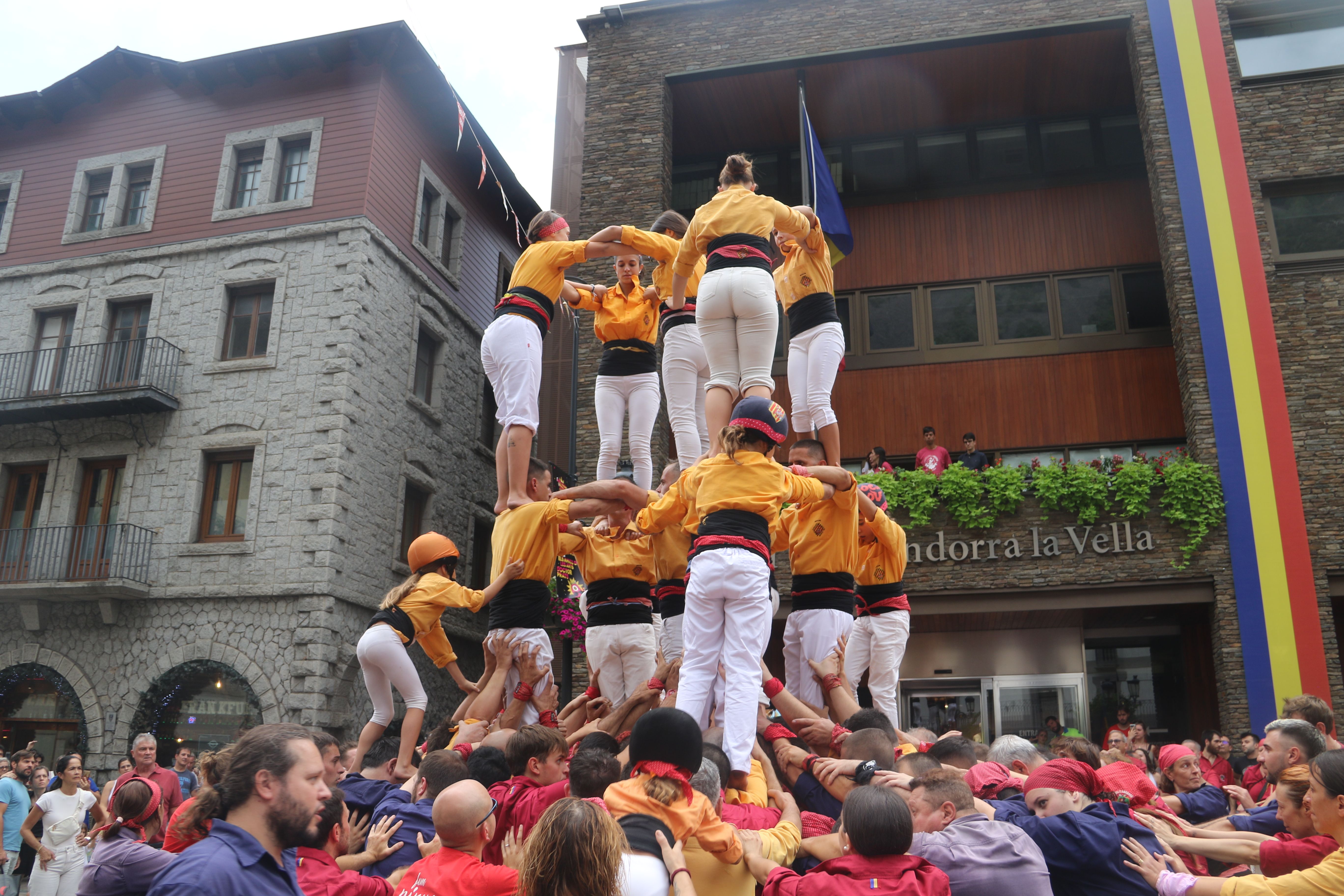 Els de la Bisbal del Penedès preparant un dels seus castells. Els de la Bisbal del Penedès preparant un dels seus castells.