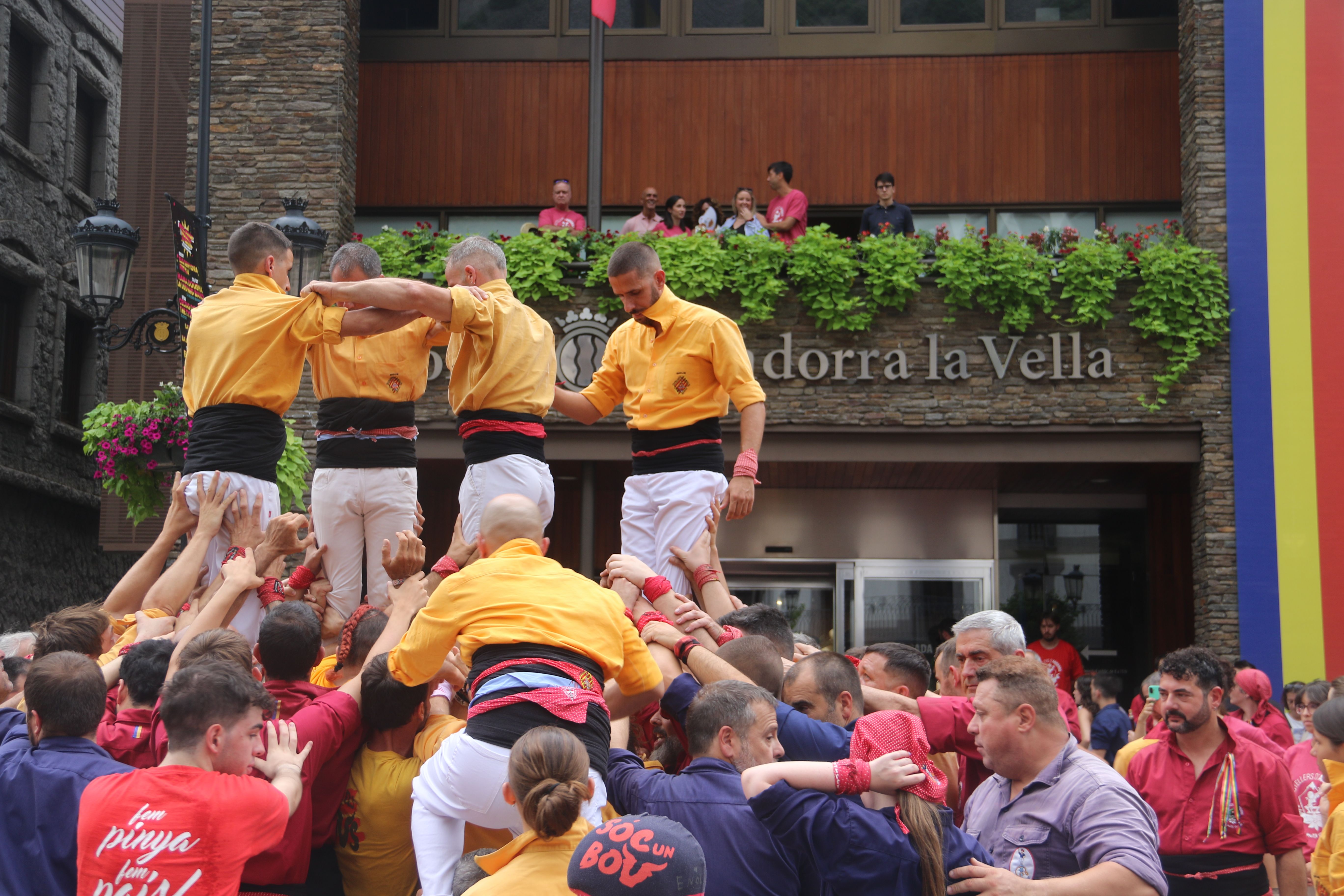 Els de la Bisbal del Penedès preparant un dels seus castells. Els de la Bisbal del Penedès preparant un dels seus castells.