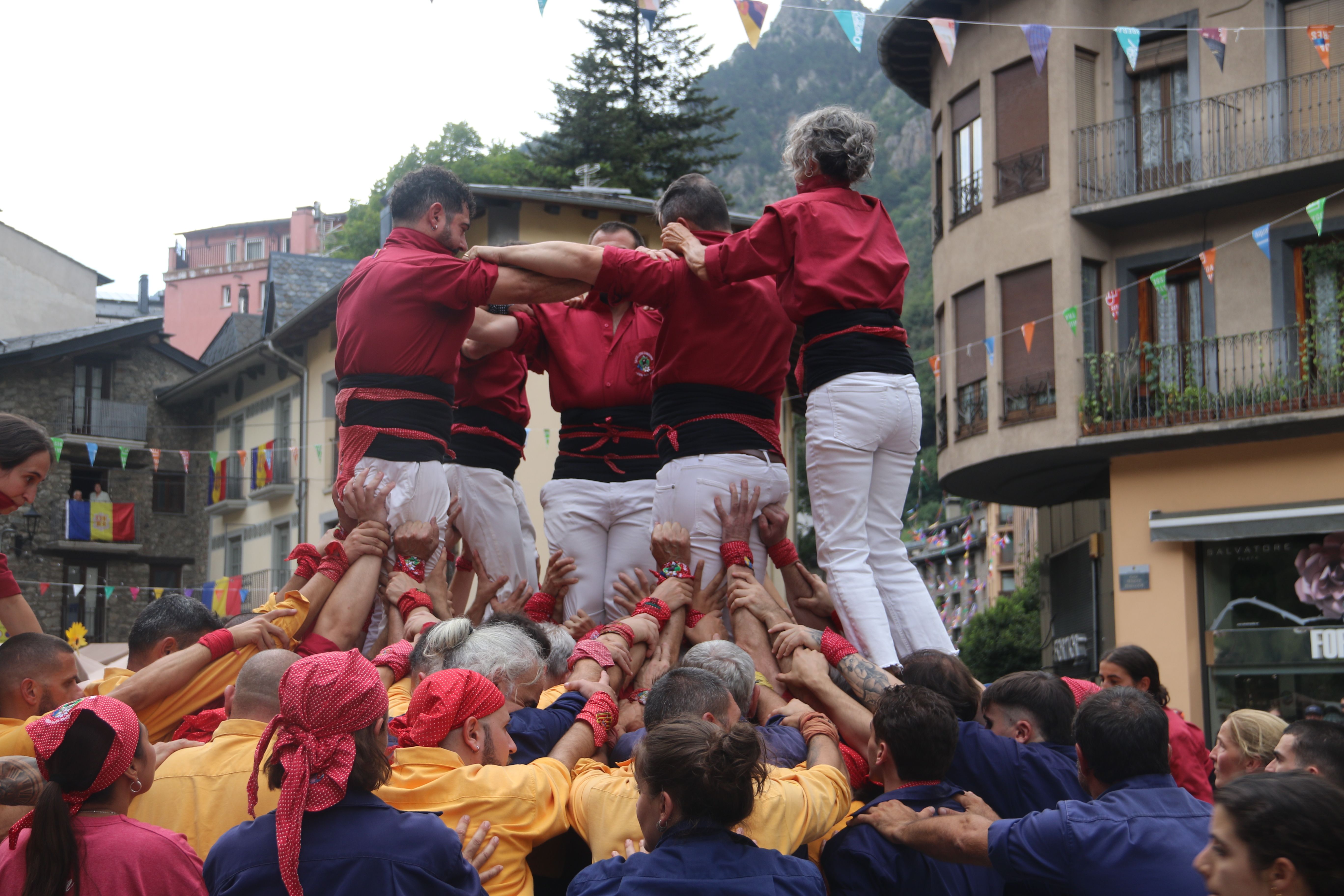 Els Castellers d'Andorra treballant en una de les construccions. Els Castellers d'Andorra treballant en una de les construccions.