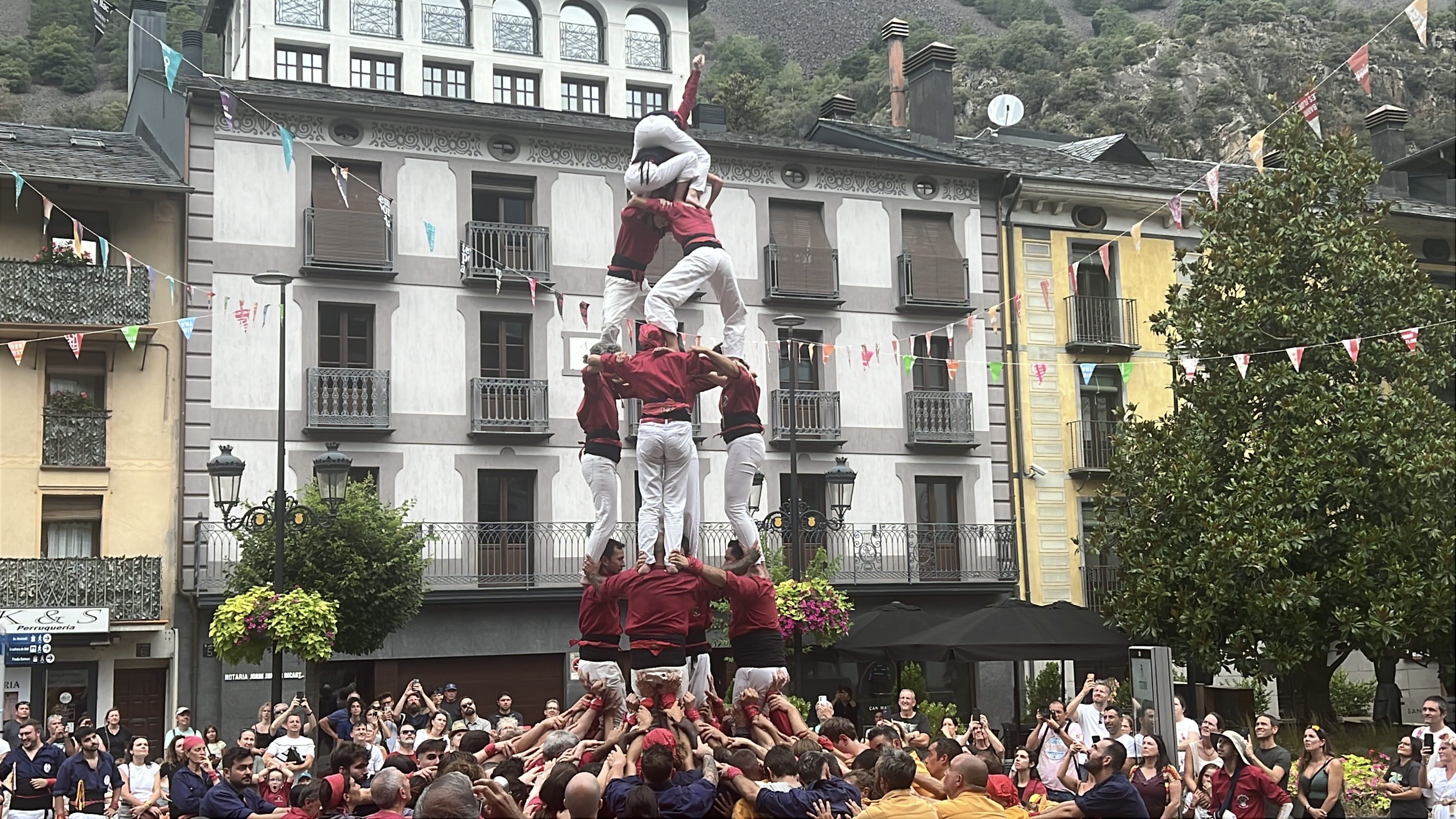 El 4 de 6 coronat dels Castellers d'Andorra.