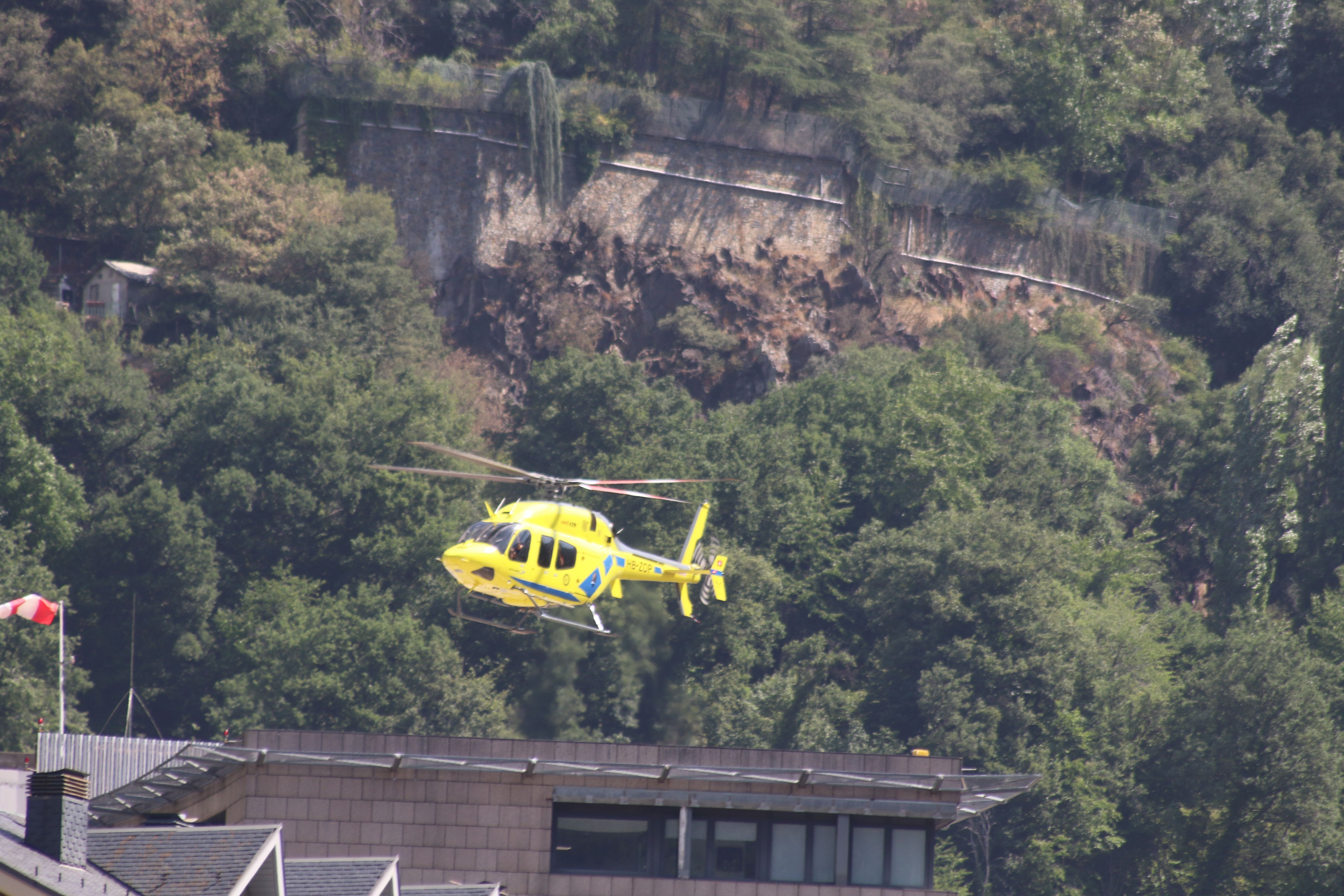 L'helicòpter arribant a l'hospital aquest migdia.