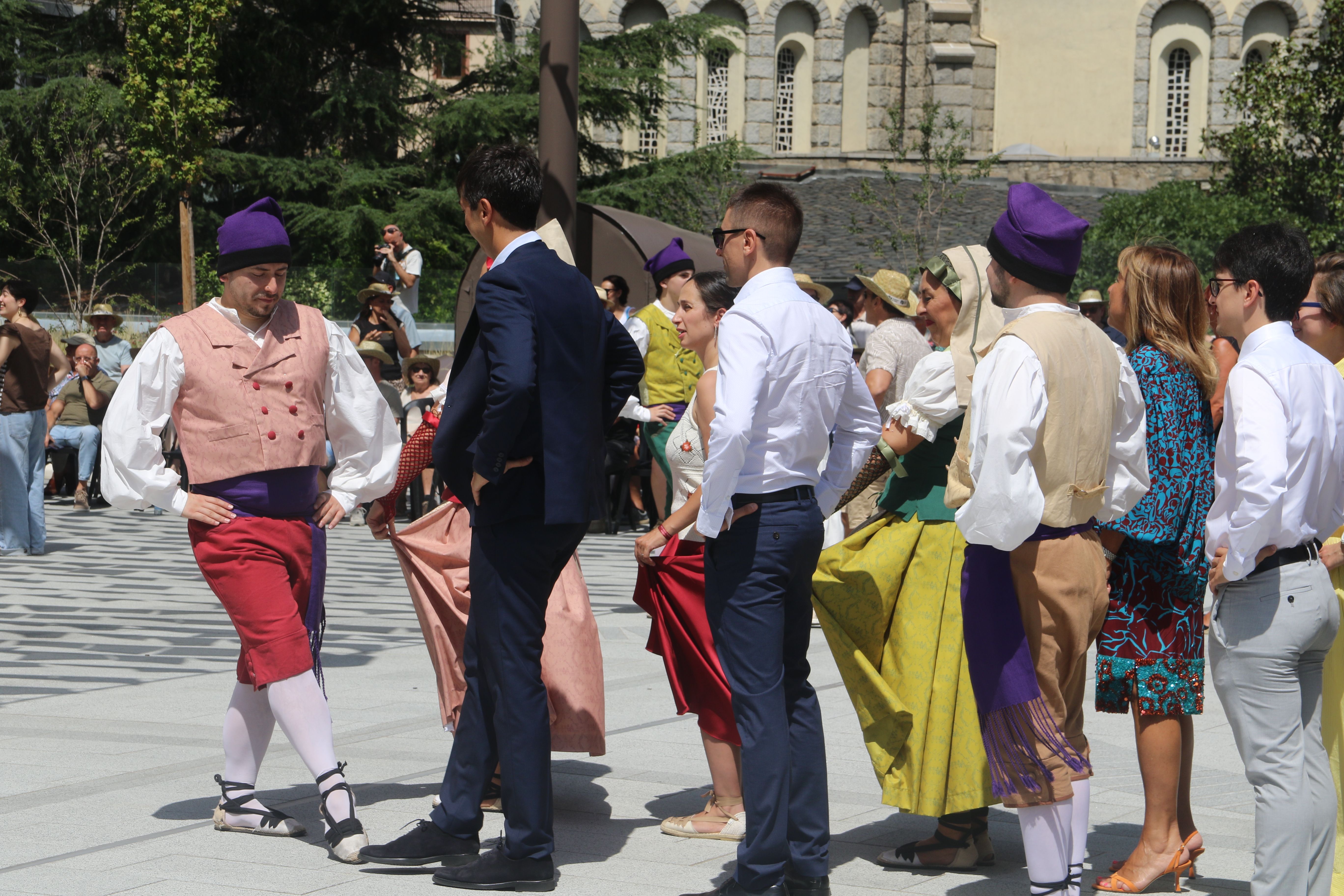 Un moment de l'inici del Contrapàs d'autoritats i poble. Un moment de l'inici del Contrapàs d'autoritats i poble.