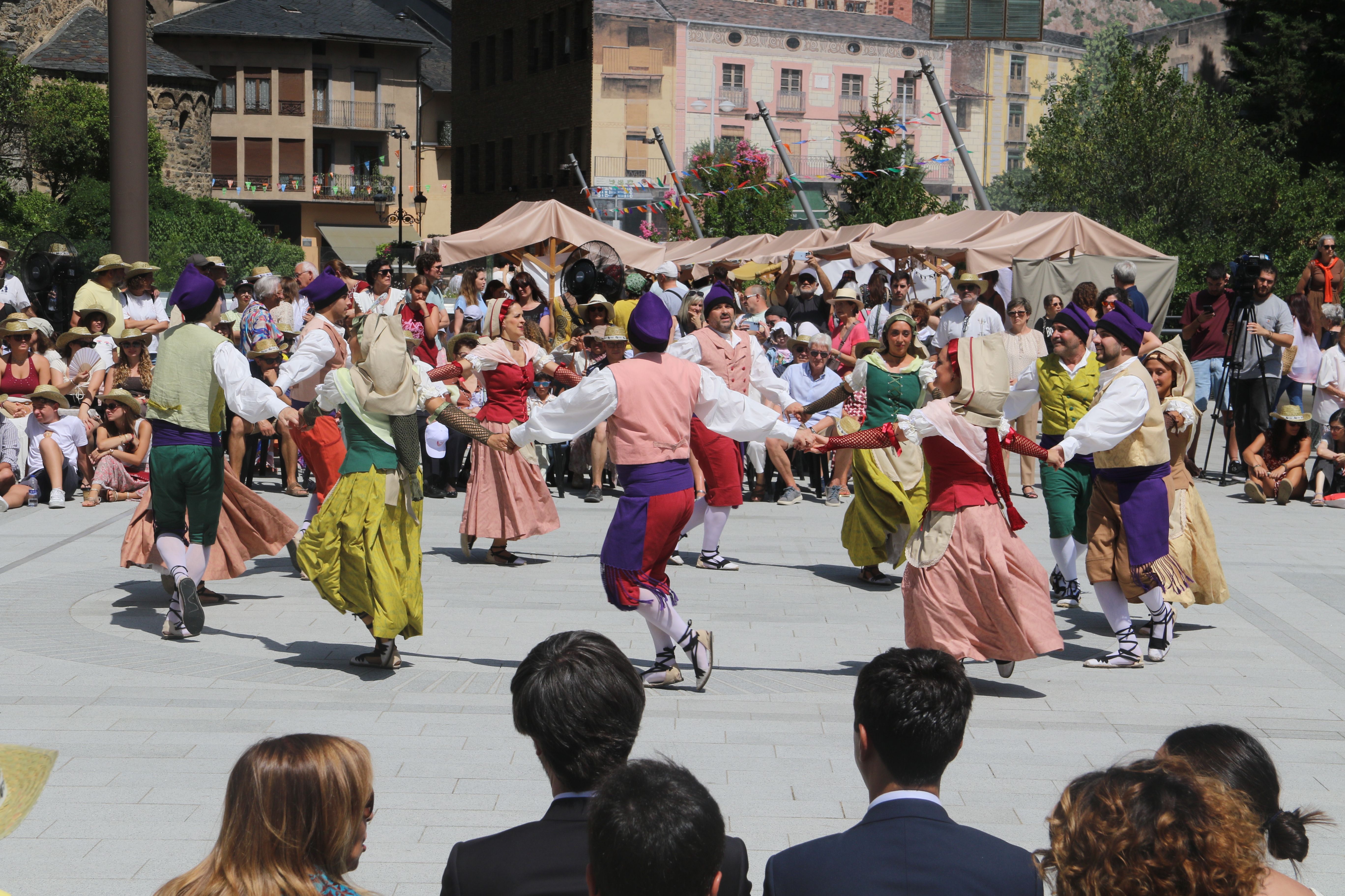El Ball del Contrapàs dansat per l'esbart. El Ball del Contrapàs dansat per l'esbart.