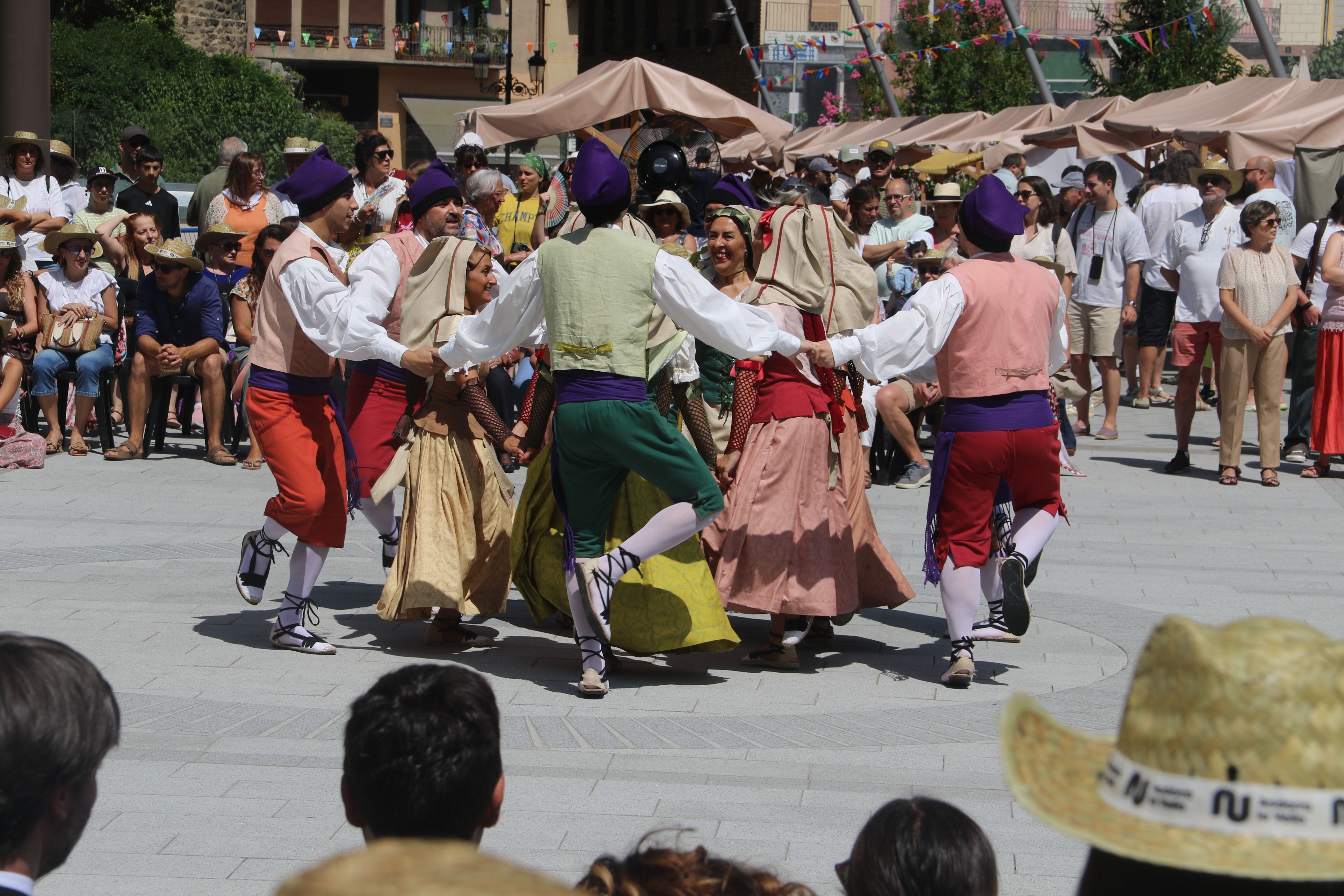 El Ball del Contrapàs dansat per l'esbart. El Ball del Contrapàs dansat per l'esbart.